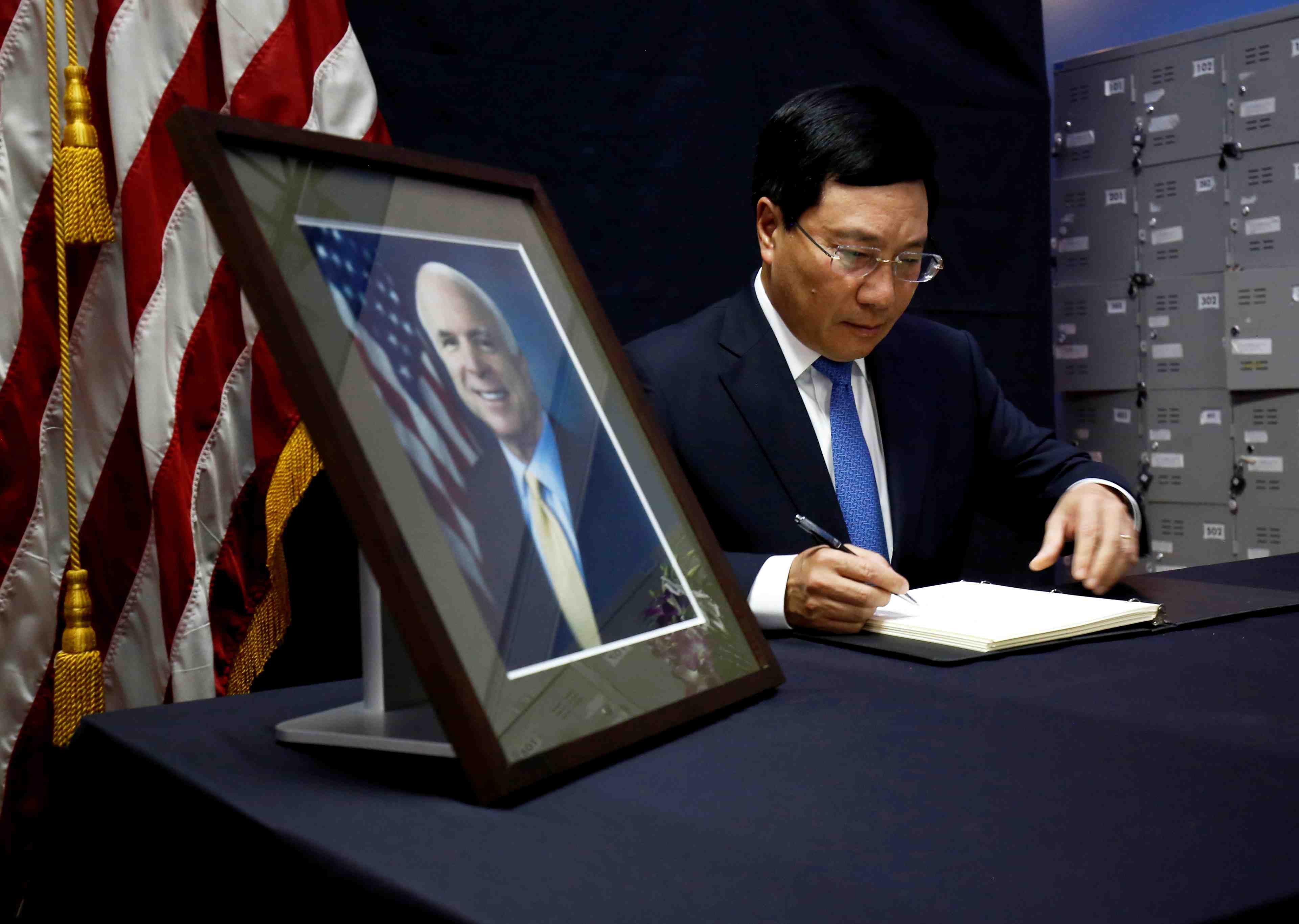 Le vietnam rend hommage a john mccain