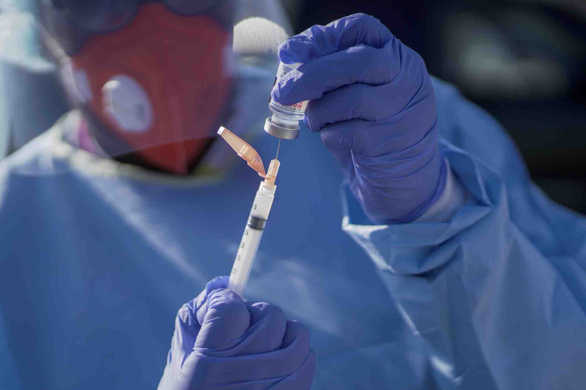 France: les 1eres doses du vaccin moderna livrees lundi, annonce le ministere de la sante