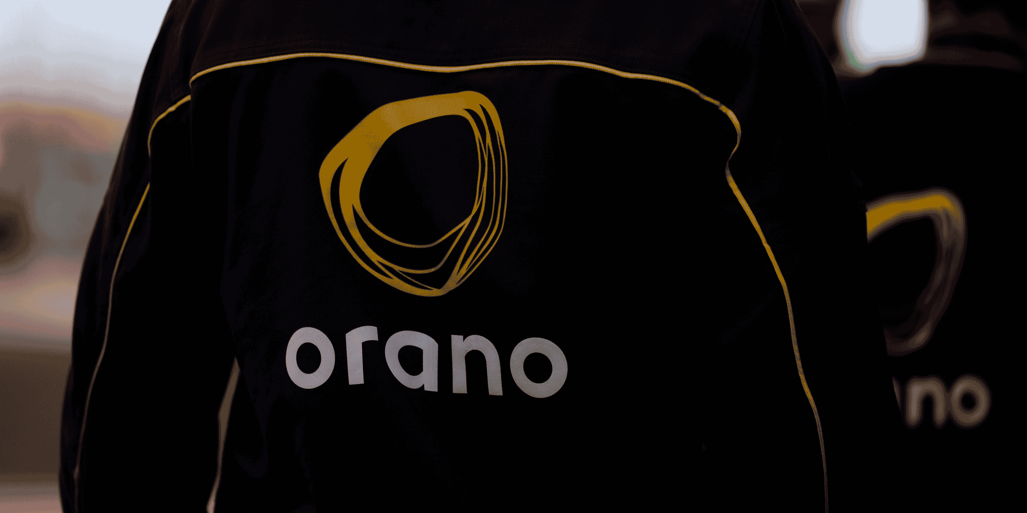 Le logo d'orano sur la veste d'un employe