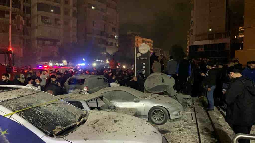 Photo des personnes rassemblees pres d'un site endommage apres une explosion dans une banlieue de beyrouth