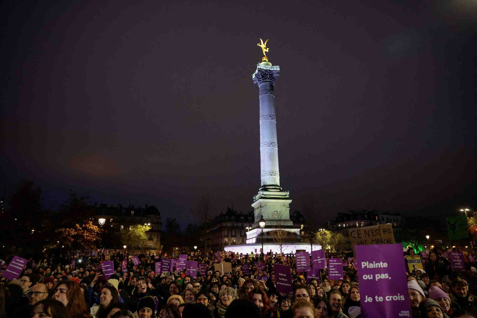 Manifestation a l'occasion de la journee internationale pour l'elimination de la violence a l'egard des femmes, a paris