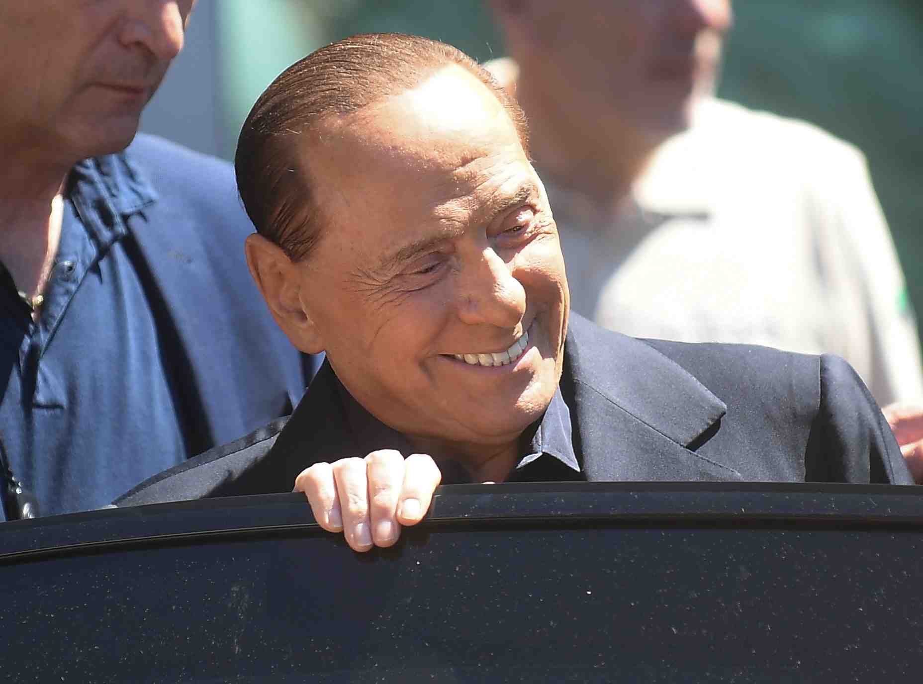 Berlusconi quitte l'hopital apres une "belle frayeur"