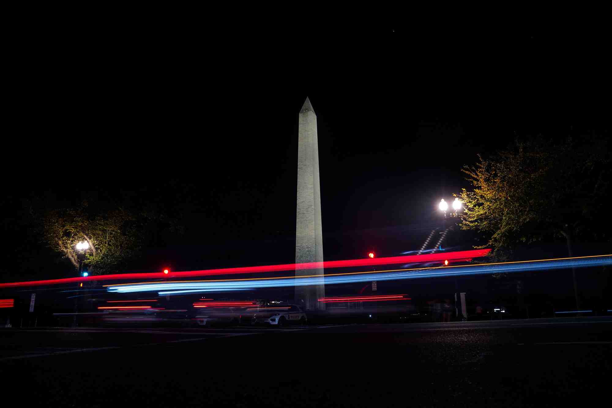 Photo d'archives des voitures passant devant le washington monument a washington