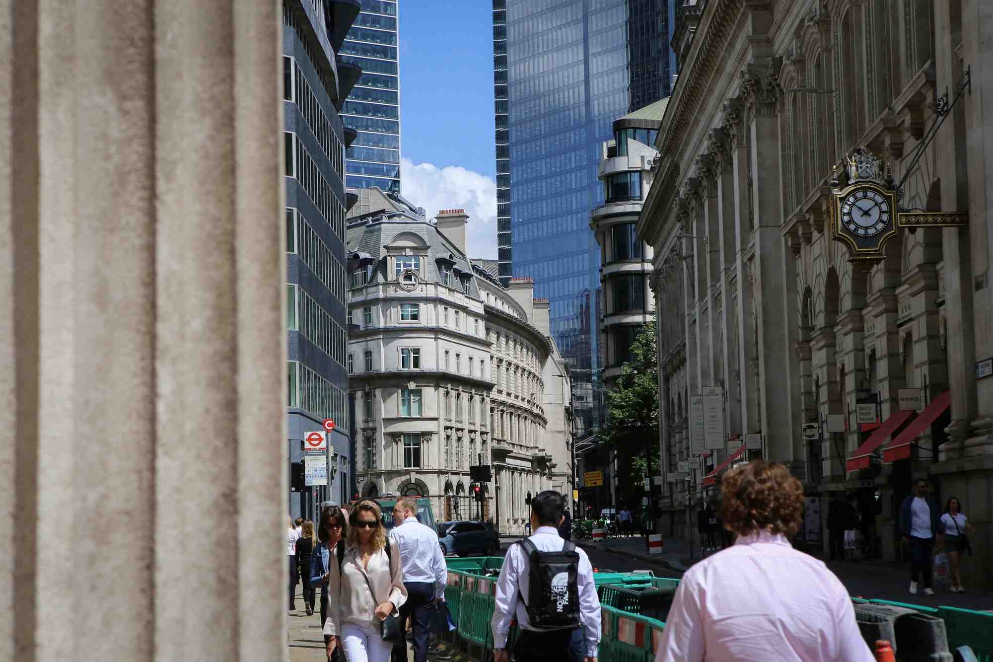 Des passants dans le quartier financier de londres