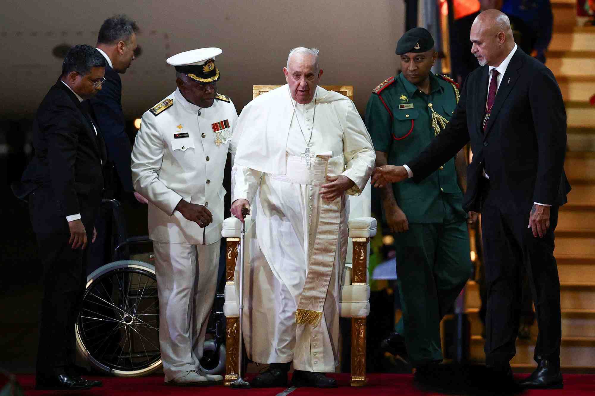 Le pape francois arrive en papouasie-nouvelle-guinee