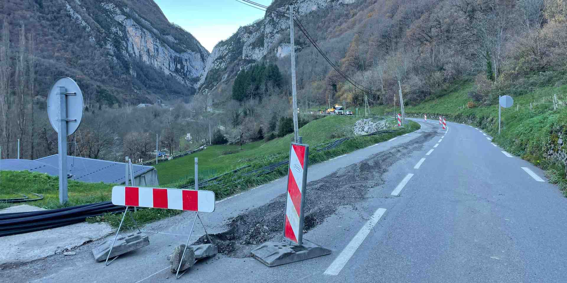 La route nationale 134 menant vers l'Espagne est coupée depuis début septembre mais devrait être à nouveau opérationnelle fin décembre.