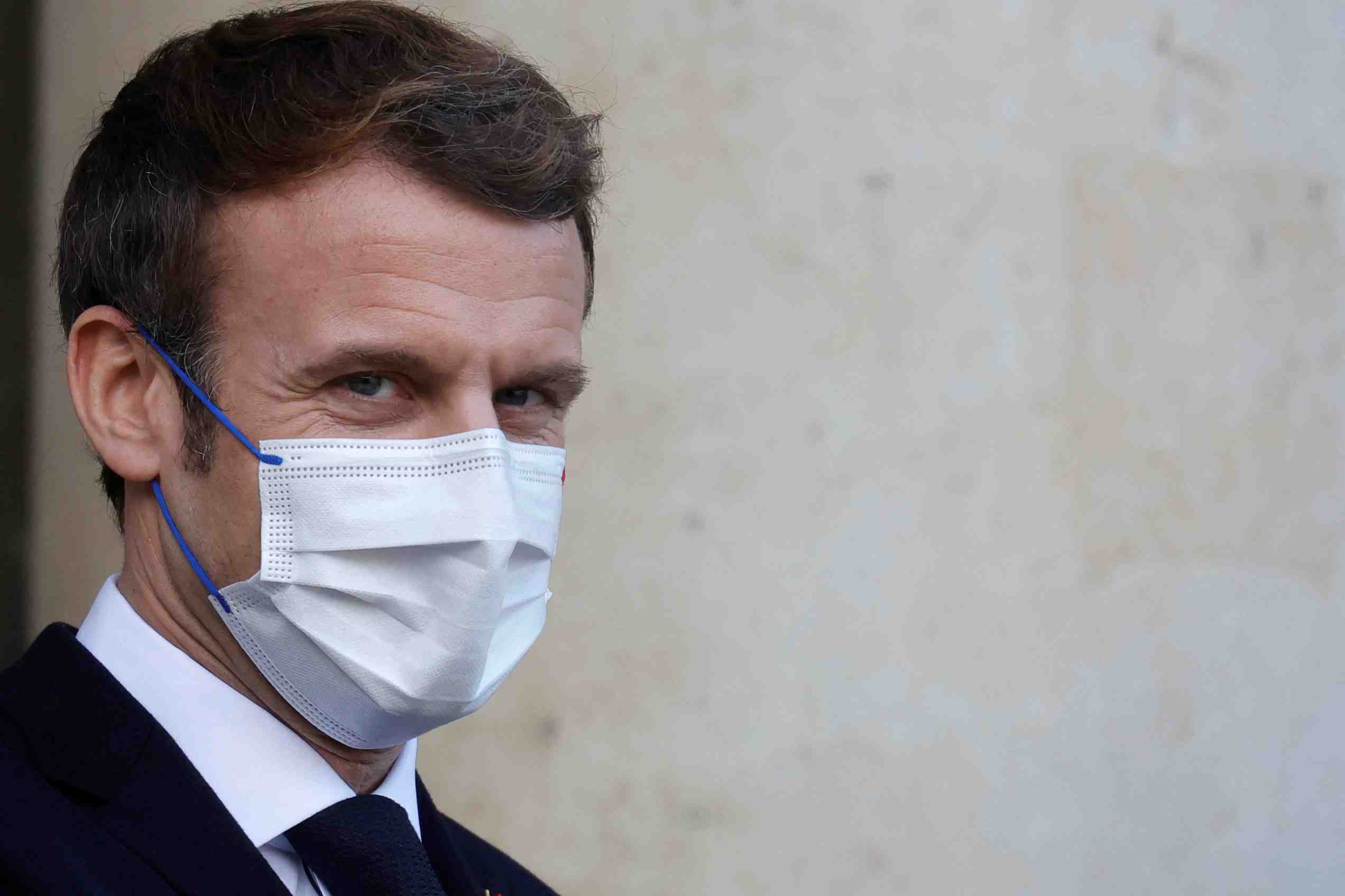 Macron dit assumer totalement ses propos sur les non-vaccines