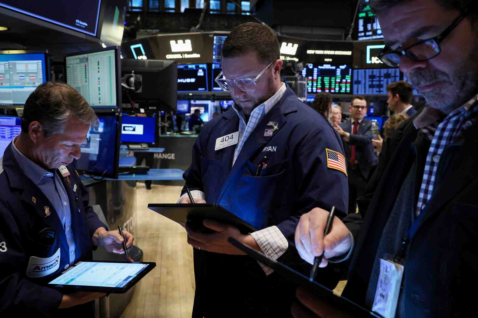Photo des traders qui travaillent sur le parquet de la bourse de new york (nyse)