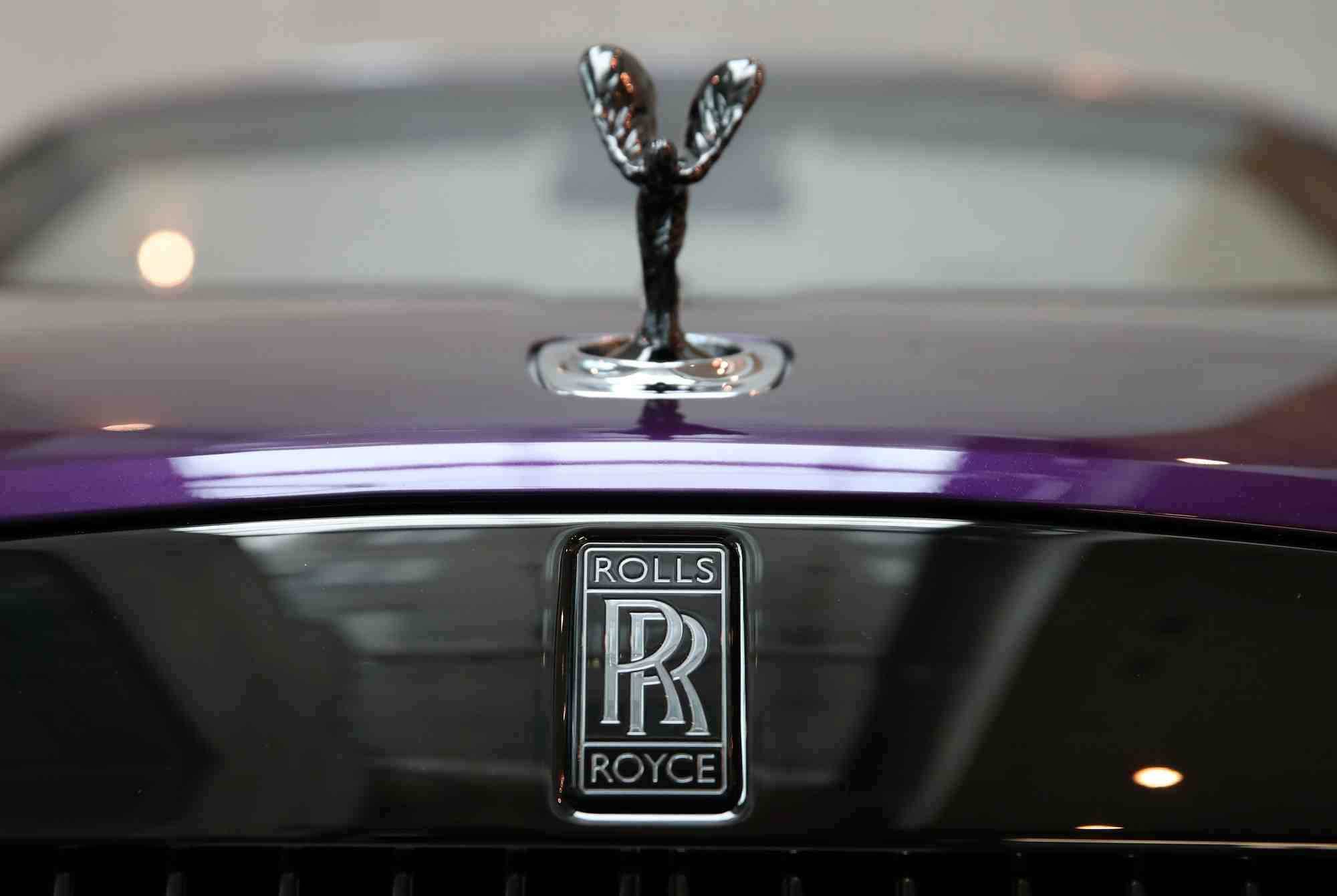 L'insigne d'une voiture rolls-royce