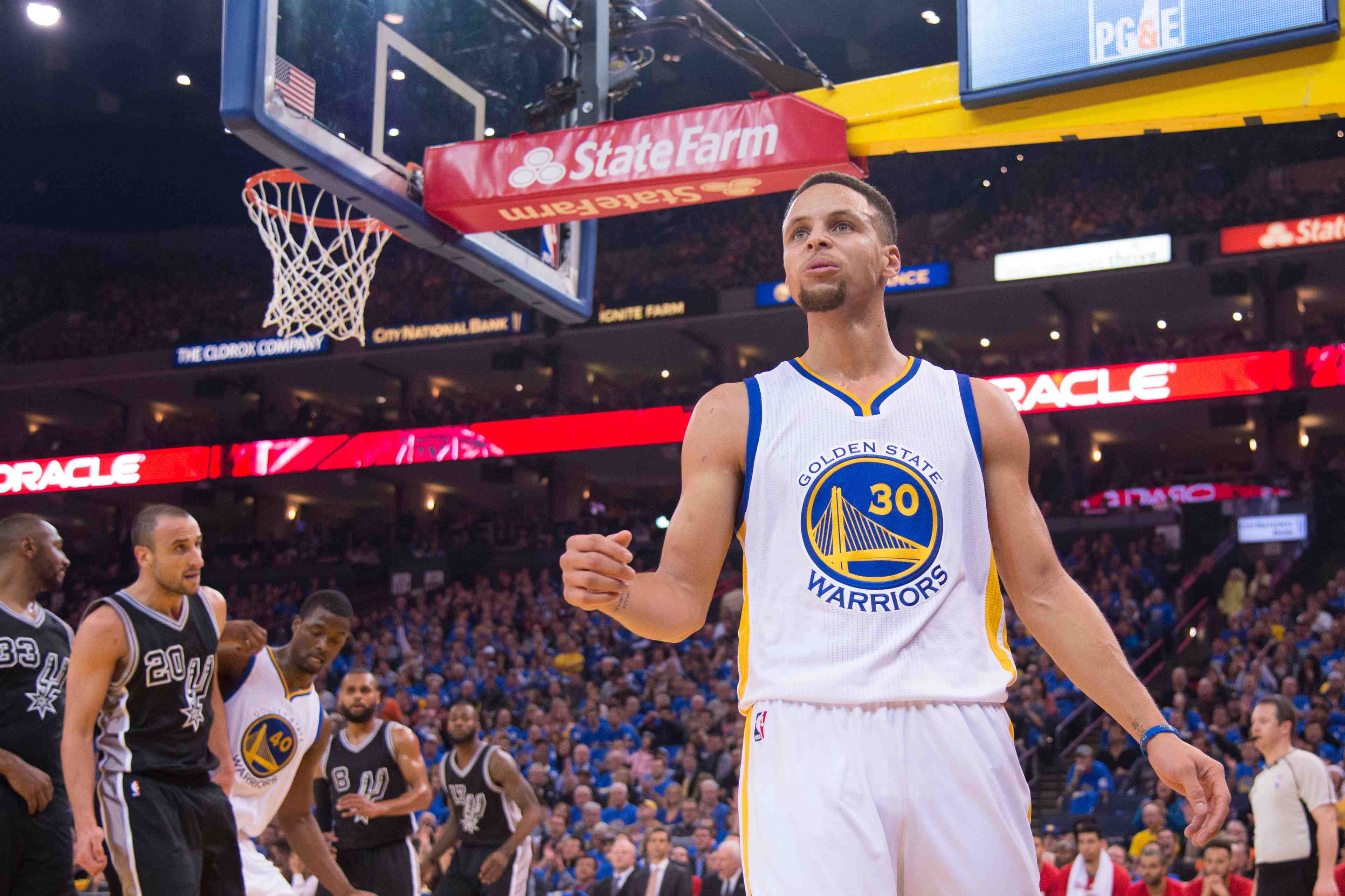 Les golden state warriors remportent le choc des titans face aux san antonio spurs