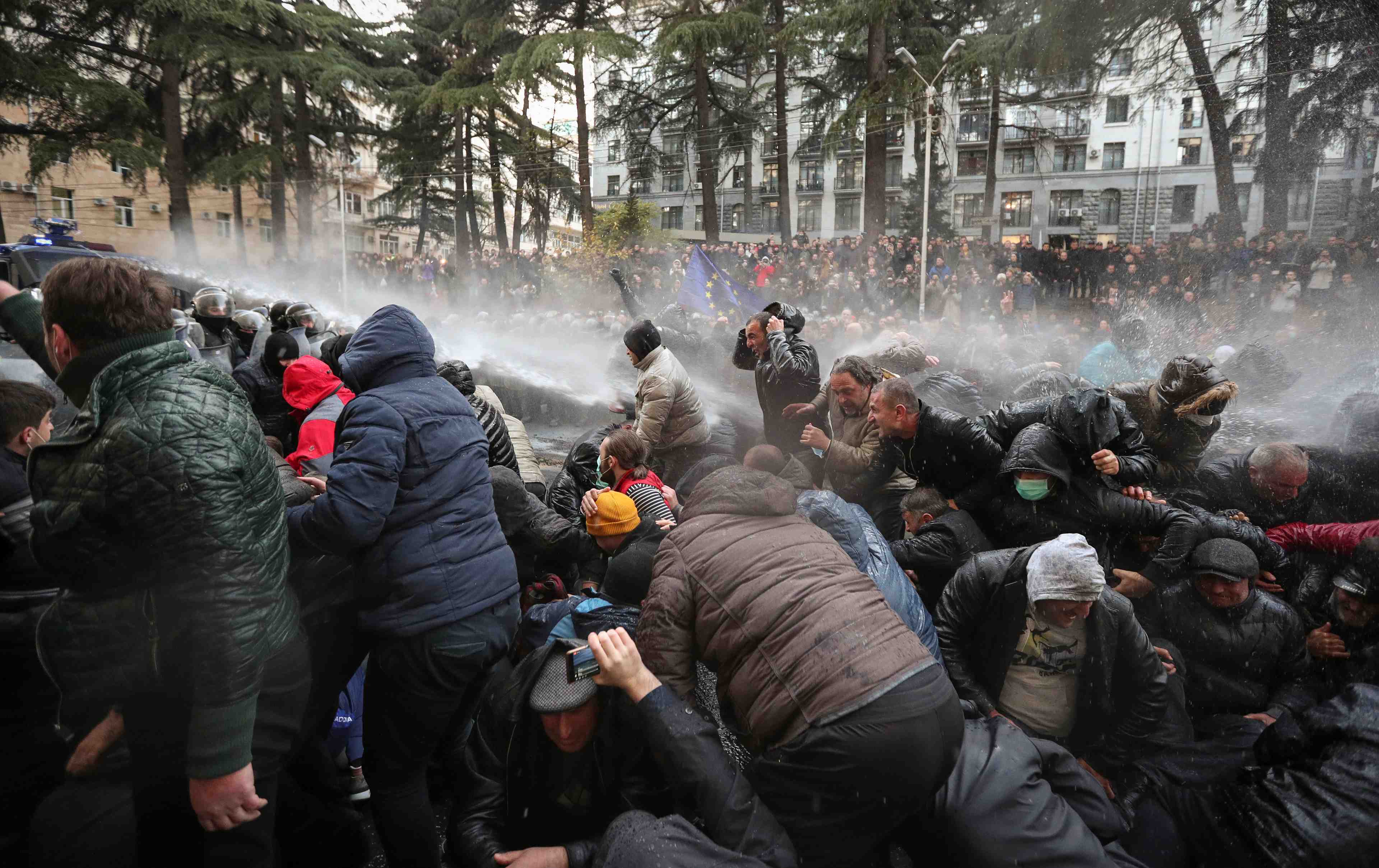 Des manifestants reclamant des elections anticipees arretes en georgie