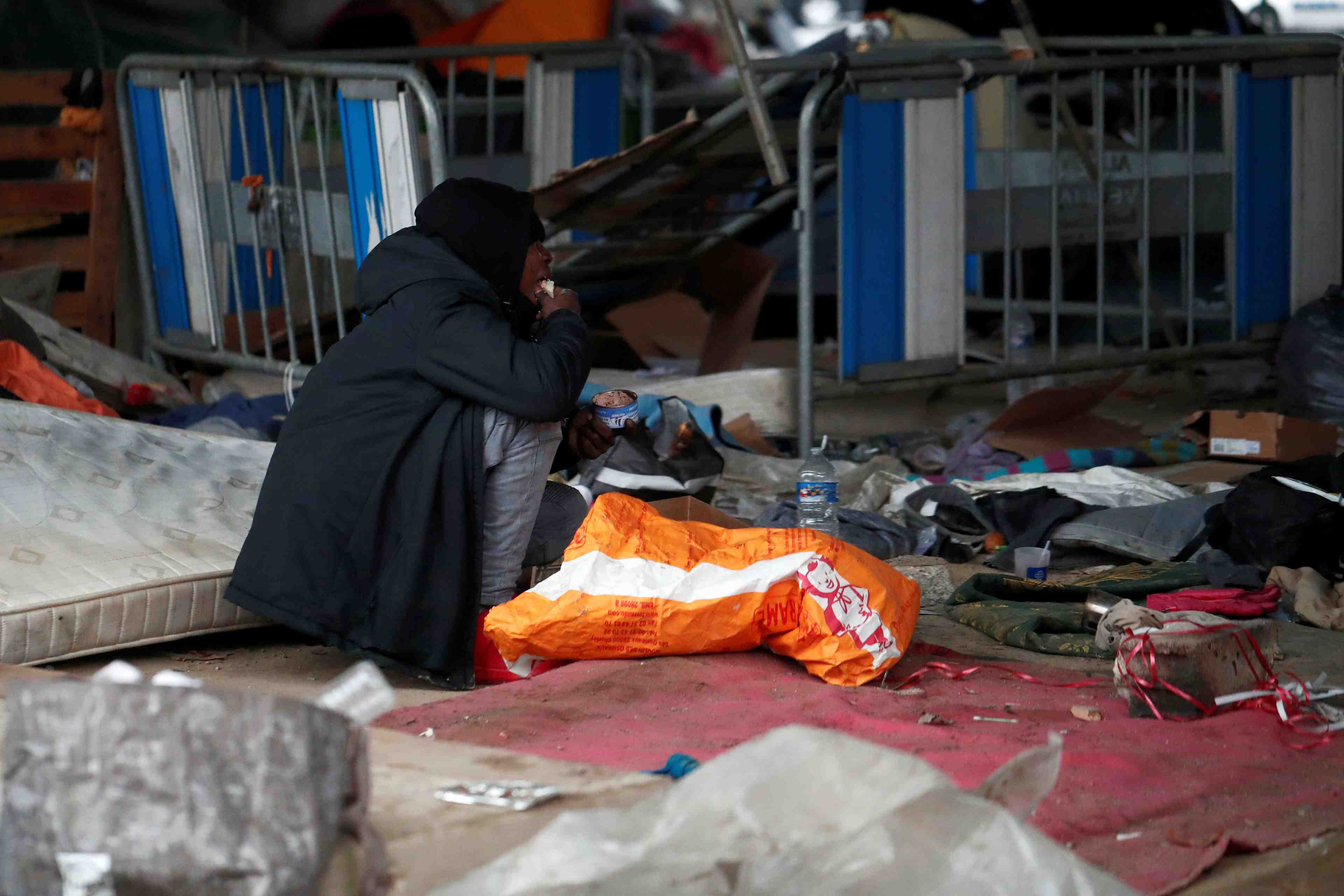 "mise a l'abri" de migrants porte d'aubervilliers a paris