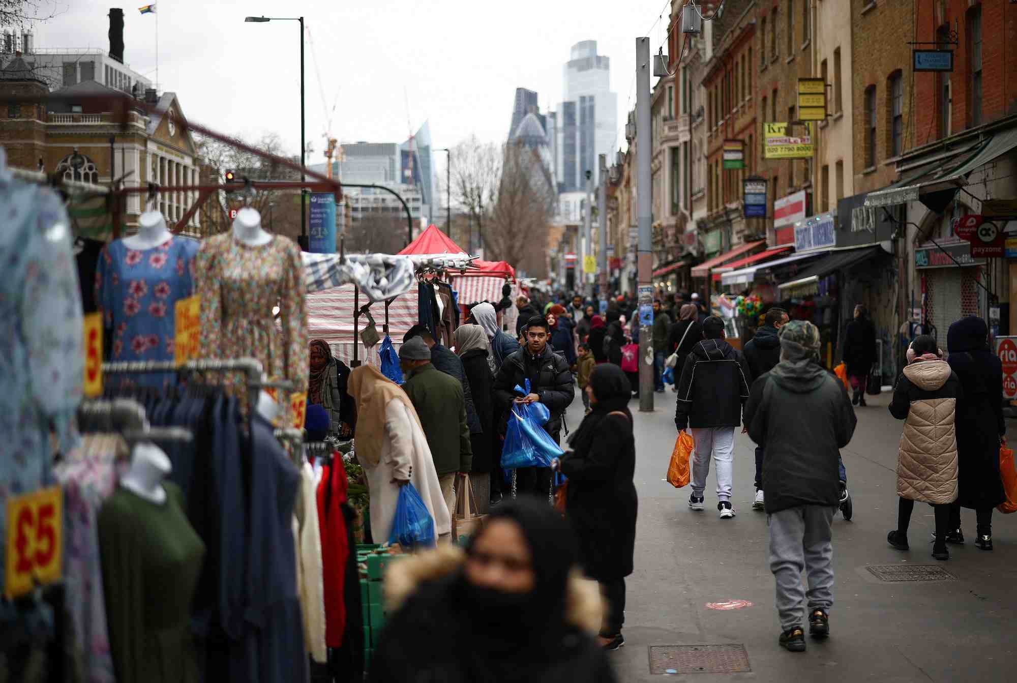 Les gens font leurs courses dans un marche de rue a londres, en grande-bretagne