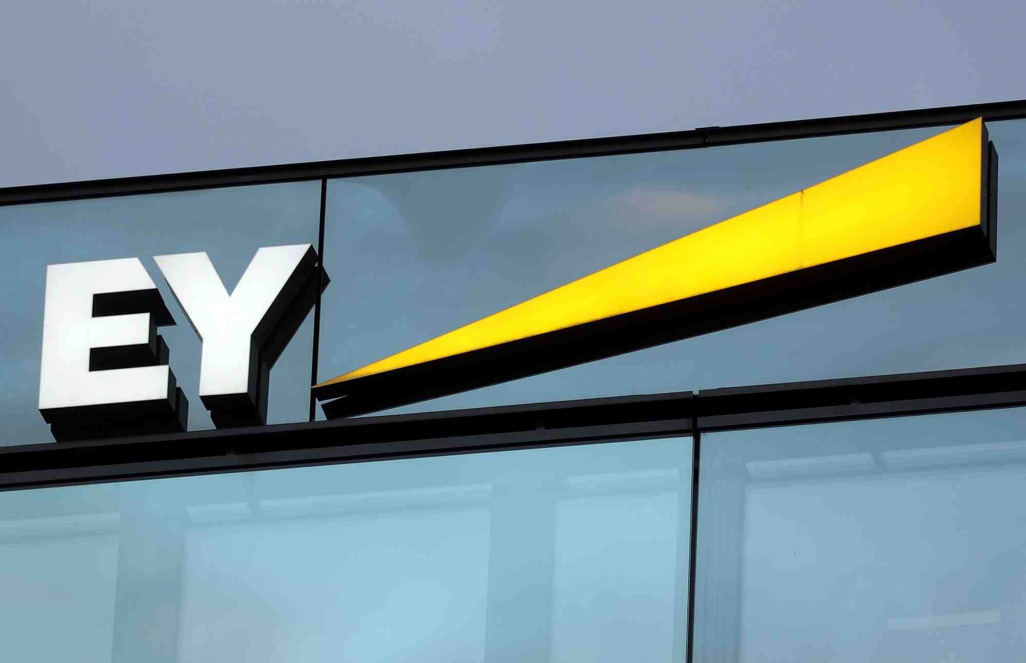 Photo du logo d'ernst & young visible a zurich