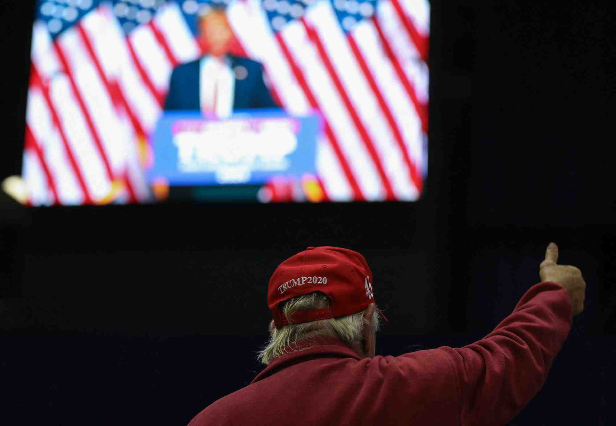 Un partisan regarde le meeting de campagne de donald trump dans l'etat de georgie