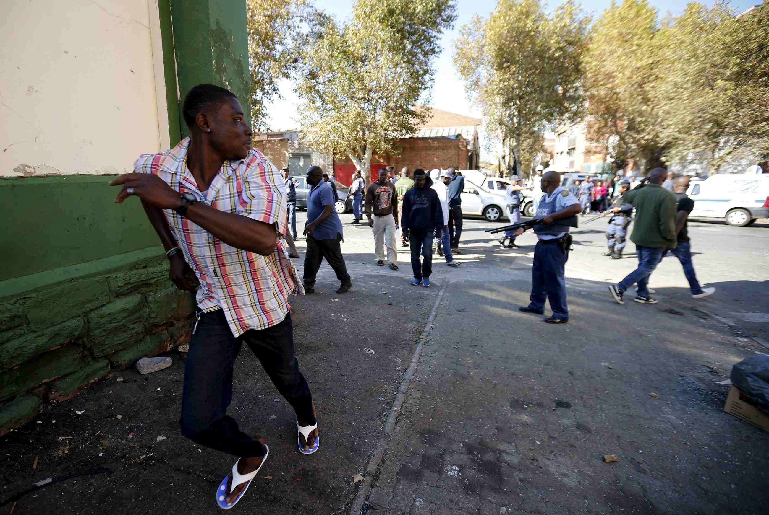 Tensions a johannesburg entre police et manifestants immigres