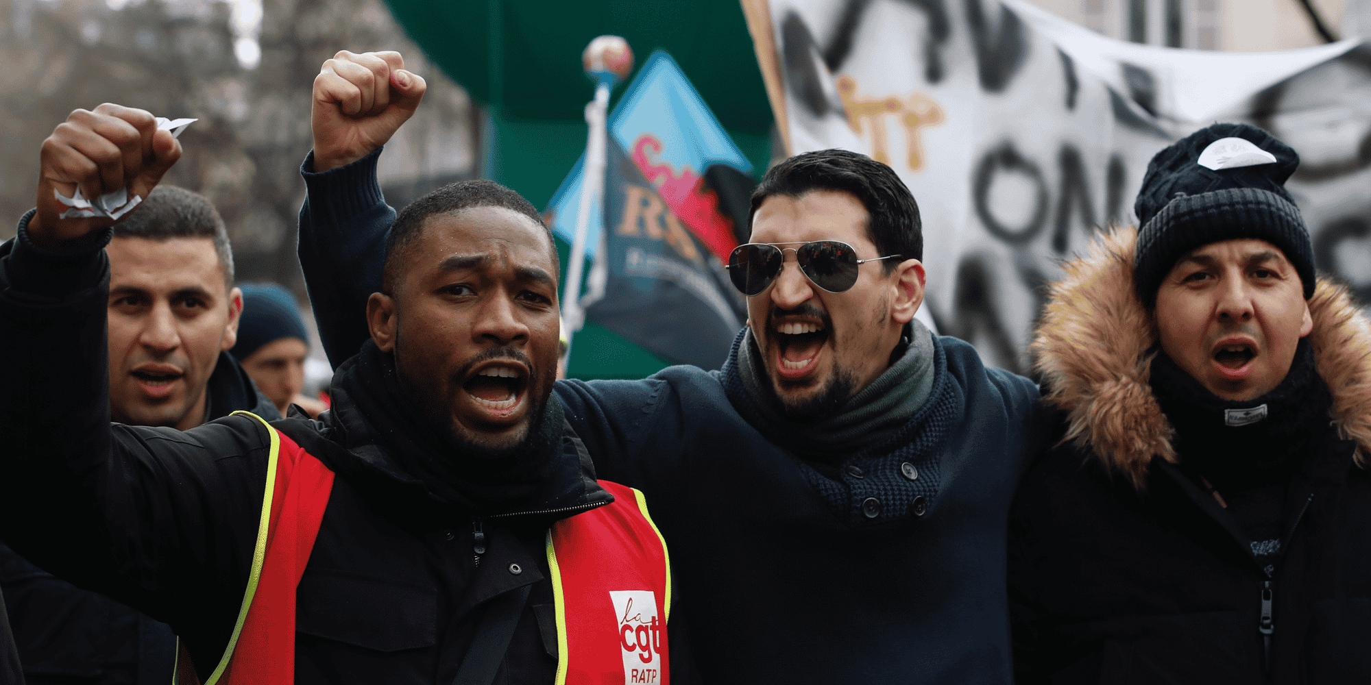 Des syndicalistes et travailleurs en grève assistent à une manifestation contre le projet de réforme des retraites, le 26 décembre 2019 à Paris.