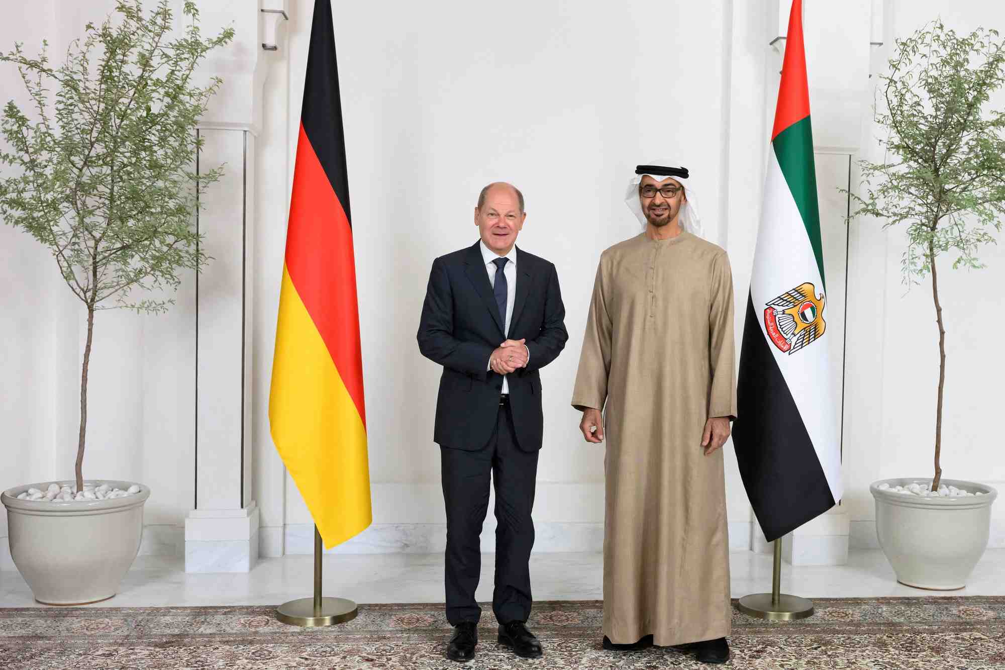 Photo du president des emirats arabes unis, le cheikh mohamed ben zayed al nahyane, avec le chancelier allemand olaf scholz