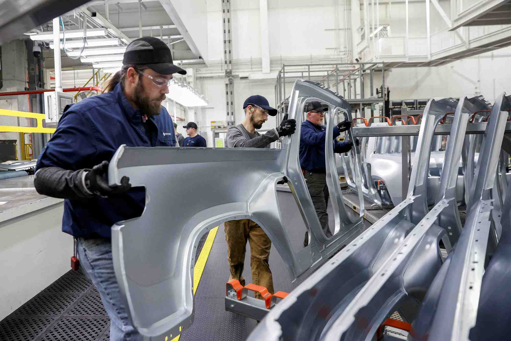 Photo d'archives des employes qui travaillent a l'usine de vehicules electriques de la startup rivian automotive