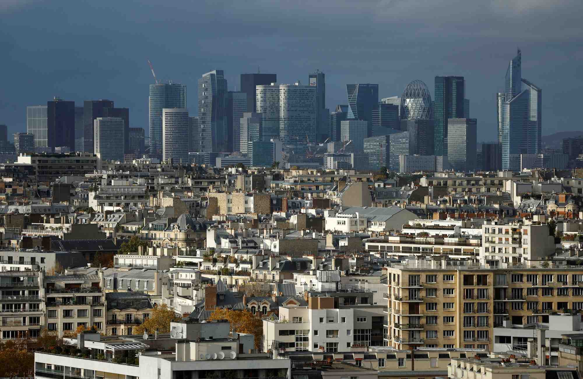 Vue generale du quartier d'affaires de la defense et du 16e arrondissement de paris