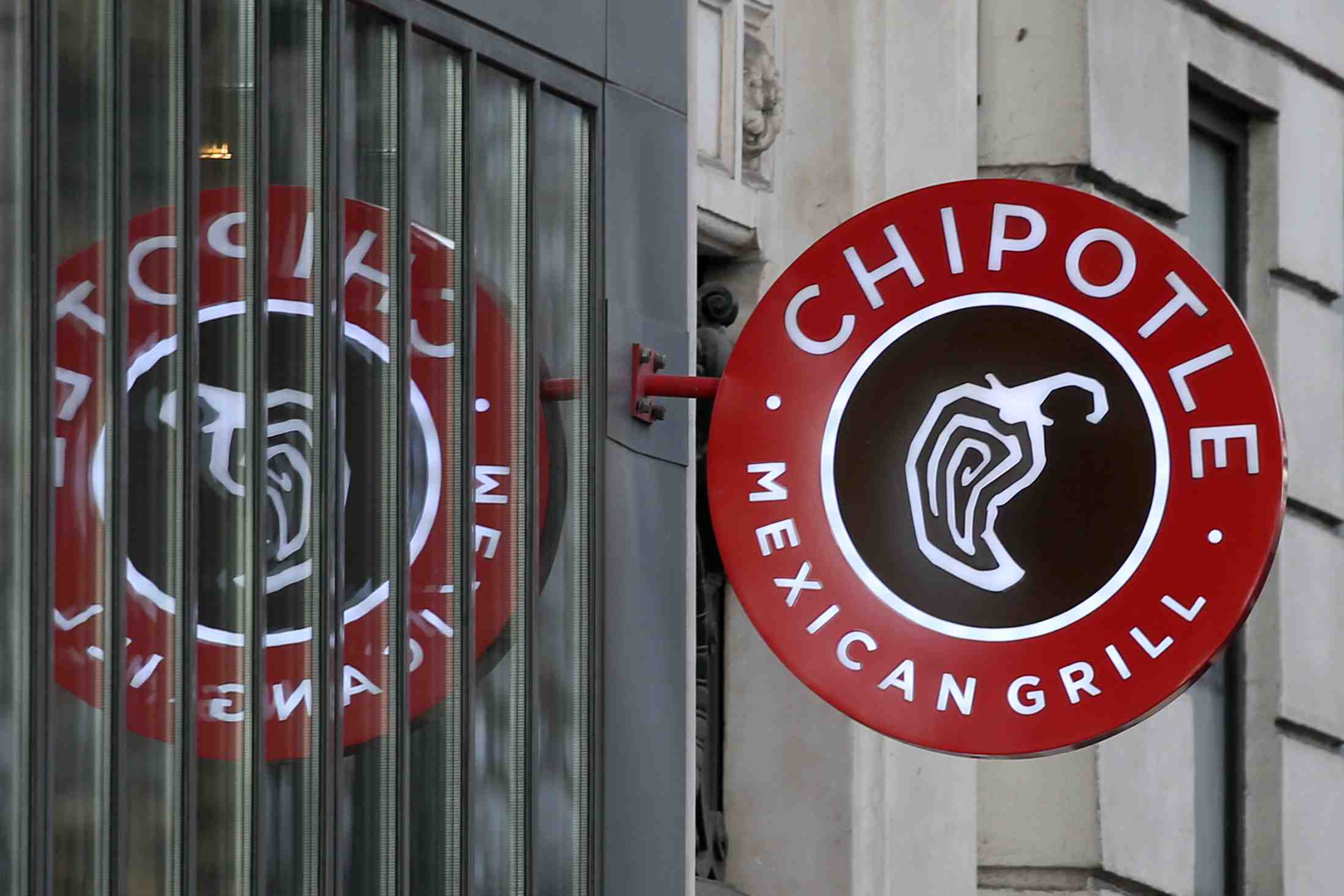 Chipotle recrute un nouveau directeur general, le titre grimpe