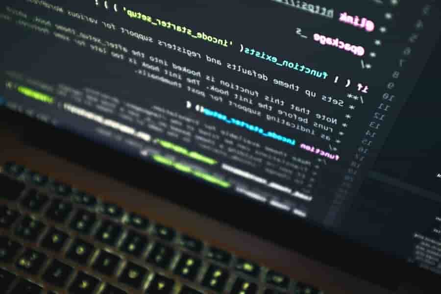 Poolside construit une IA capable de générer et de corriger du code informatique.