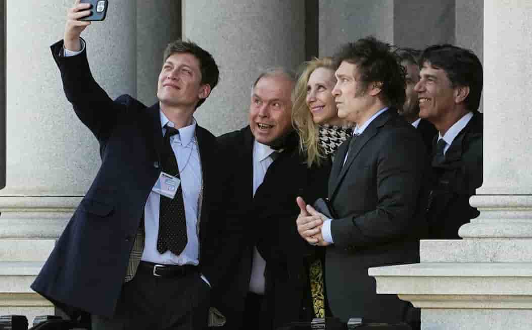 Le président élu argentin Javier Milei, sa sœur Karina Milei et les membres de sa délégation, dont Santiago Caputo, Gerardo Werthein, Luis Caputo et Nicolas Posse, font une pause pour une photo alors qu'ils quittent l'Eisenhower Executive Office Building du complexe de la Maison-Blanche après avoir rencontré des représentants de l'administration Biden à Washington.
