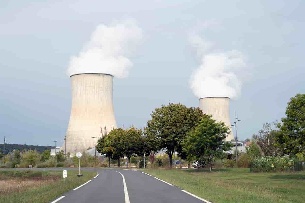 Les deux réacteurs de la centrale nucléaire de Civaux (Vienne). En France, comme ailleurs dans le monde, les réacteurs atomiques fonctionnent grâce à du combustible fabriqué avec de l'uranium.