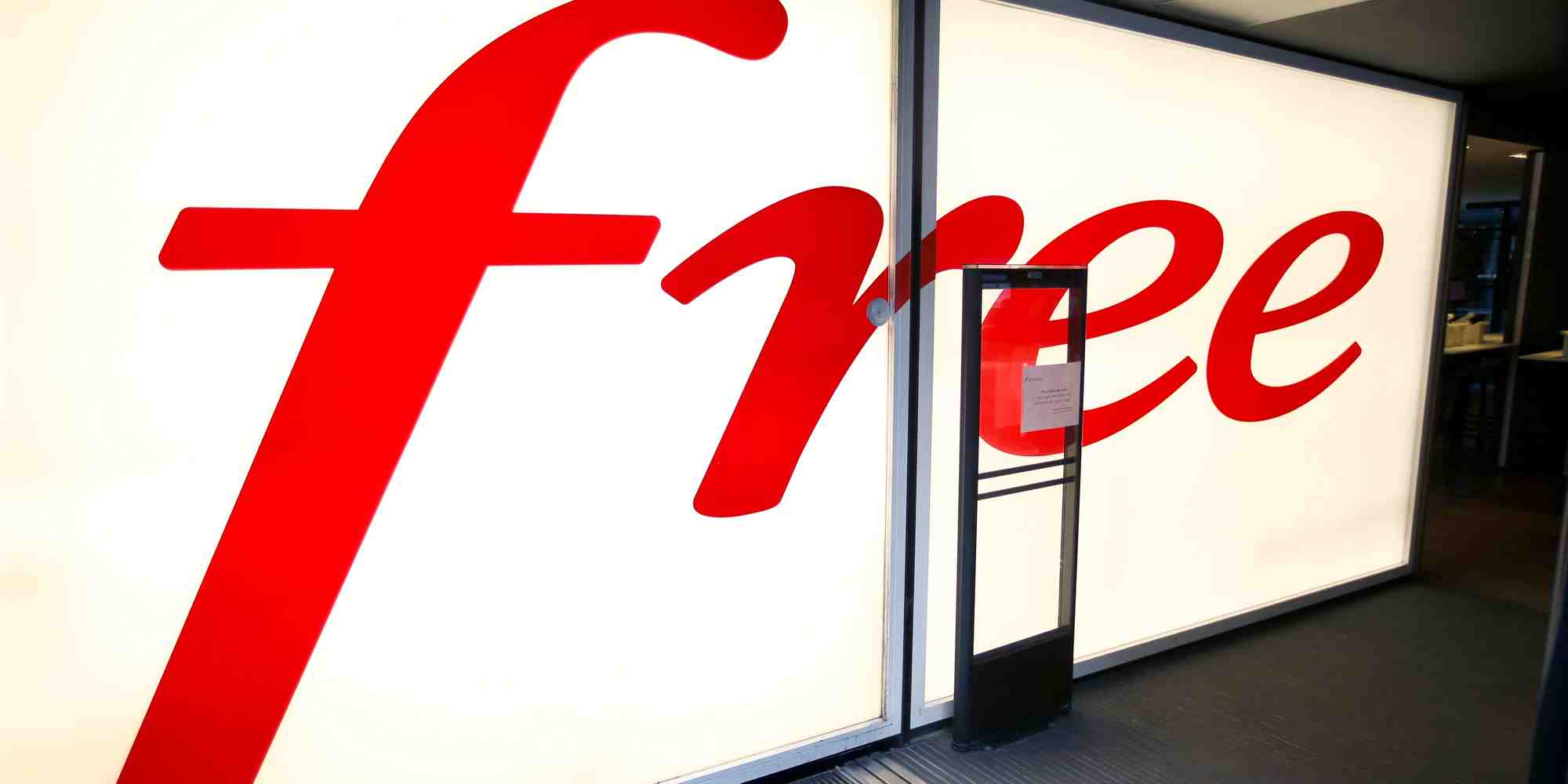 "Signé le 19 février 2020, cet avenant prolonge la période d'extinction de l'itinérance nationale de Free Mobile sur les réseaux 2G et 3G d'Orange jusqu'au 31 décembre 2022", explique l'Arcep.