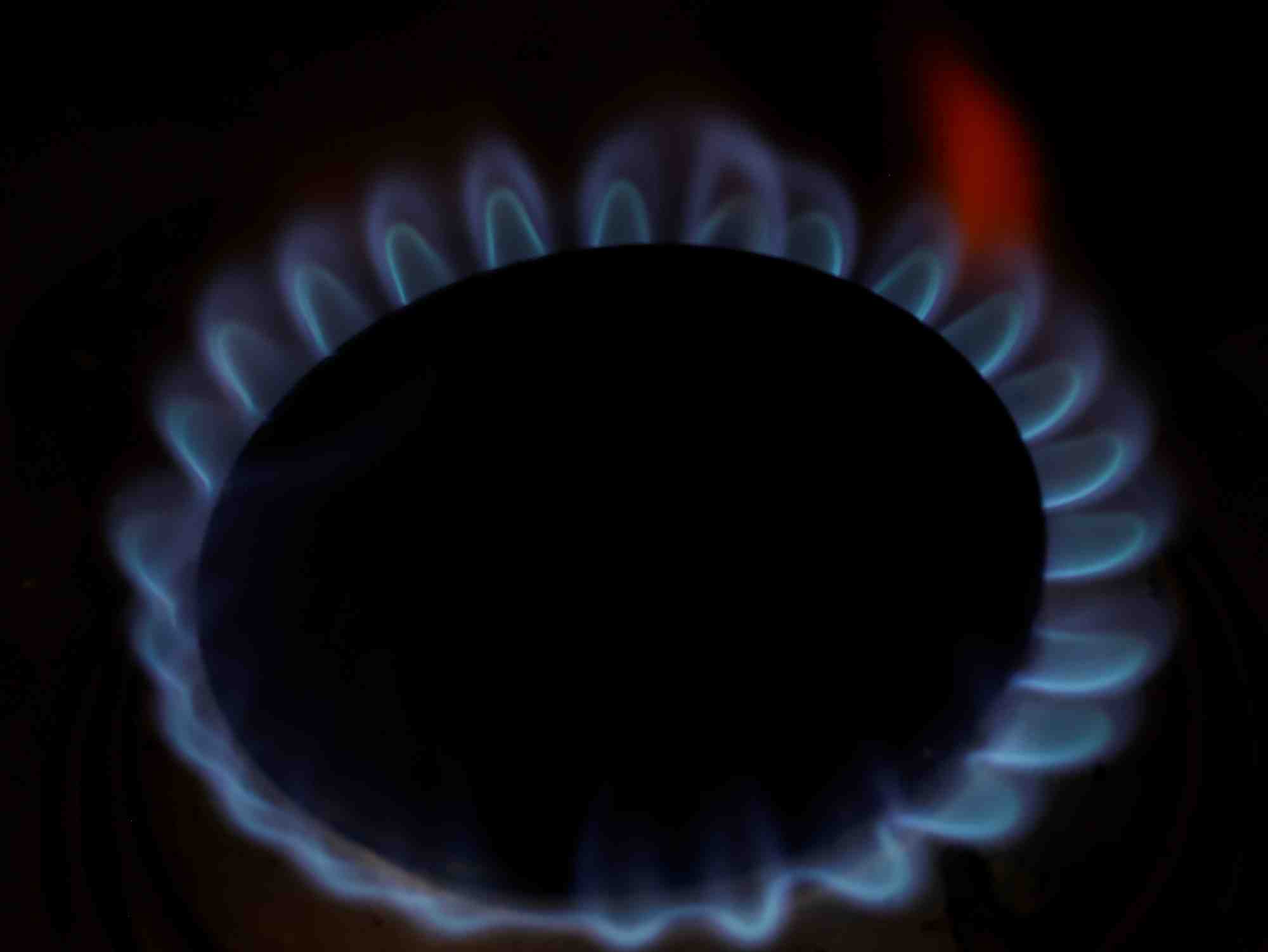 Des flammes sortent d'une cuisiniere a gaz