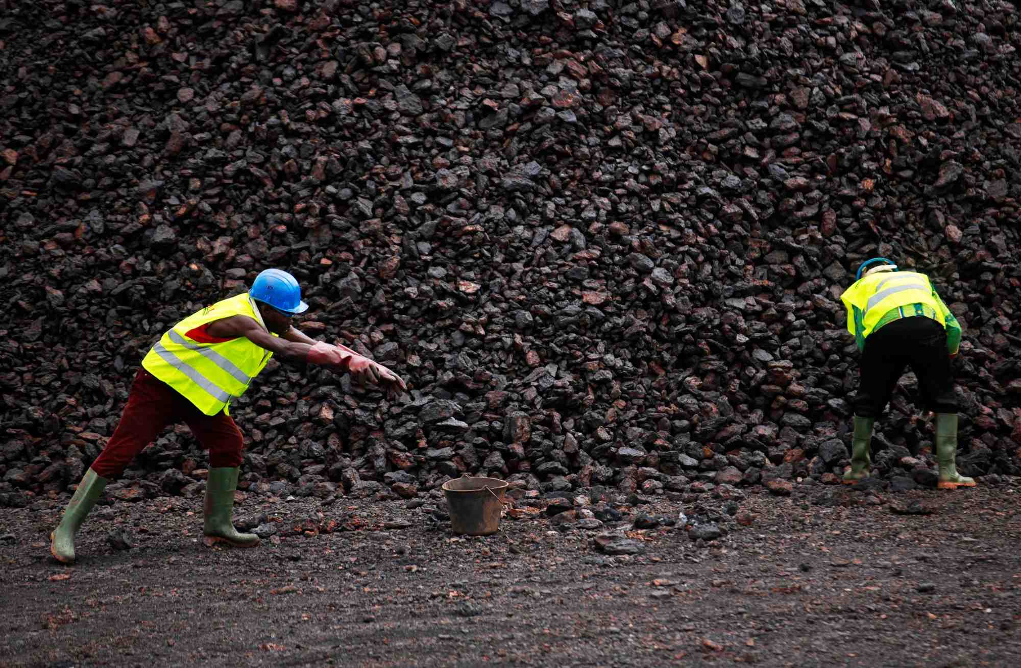 Des ouvriers travaillent dans une mine de manganese