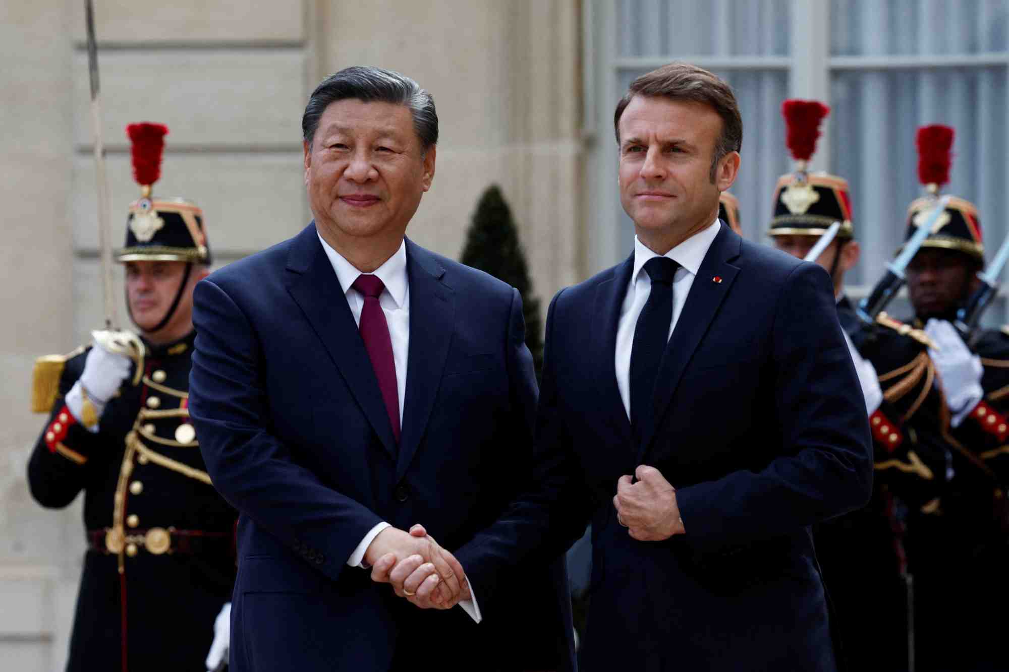 Emmanuel macron a accueilli lundi a l'elysee le president chinois xi jinping, en visite d'etat en france