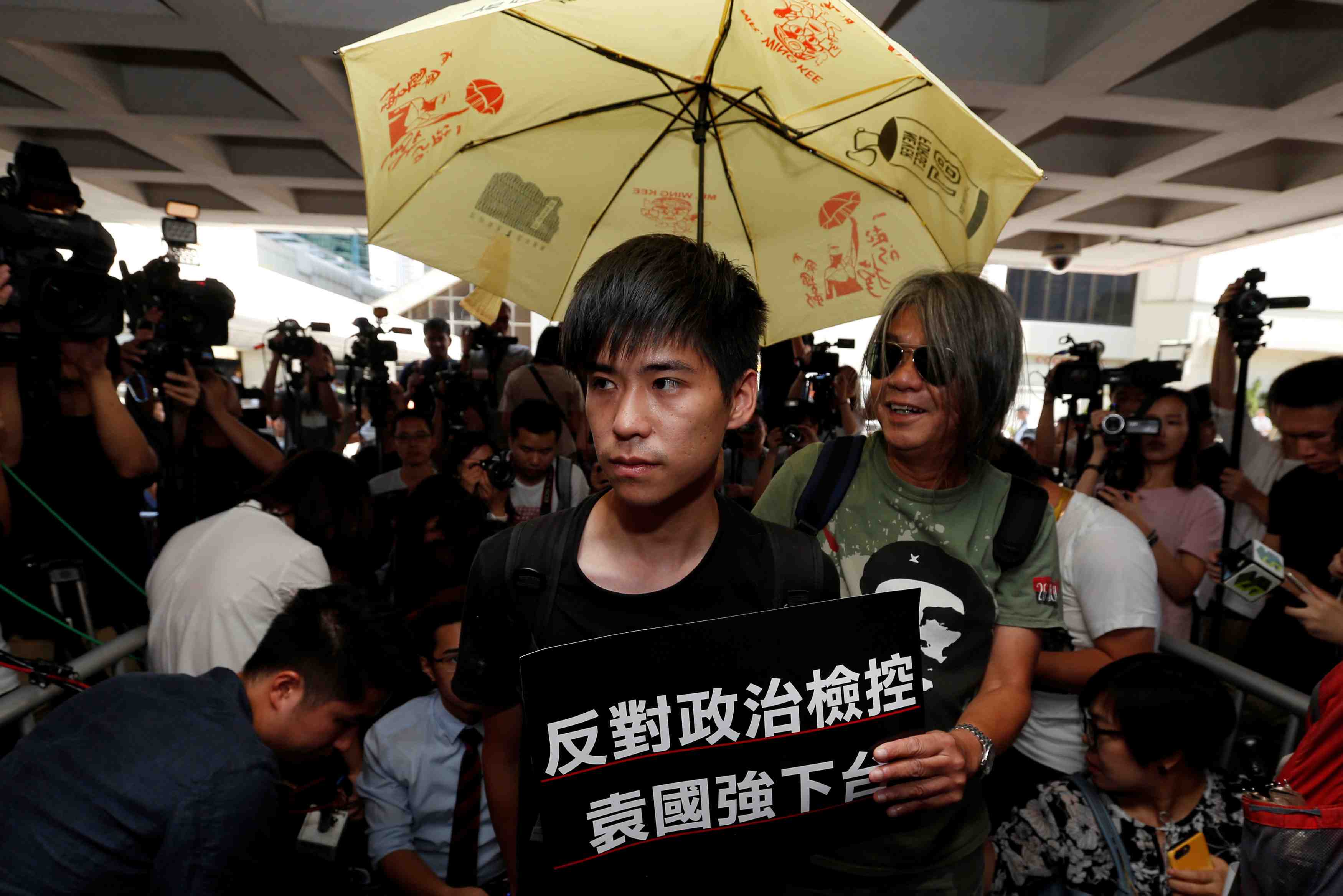 Neuf militants pro-democratie condamnes a hong kong