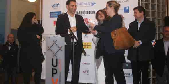 Fabrice Lorente (UPVD) remet le premier prix du concours Miro In cube à Marie Rajkowski, de la start-up Wine Scape