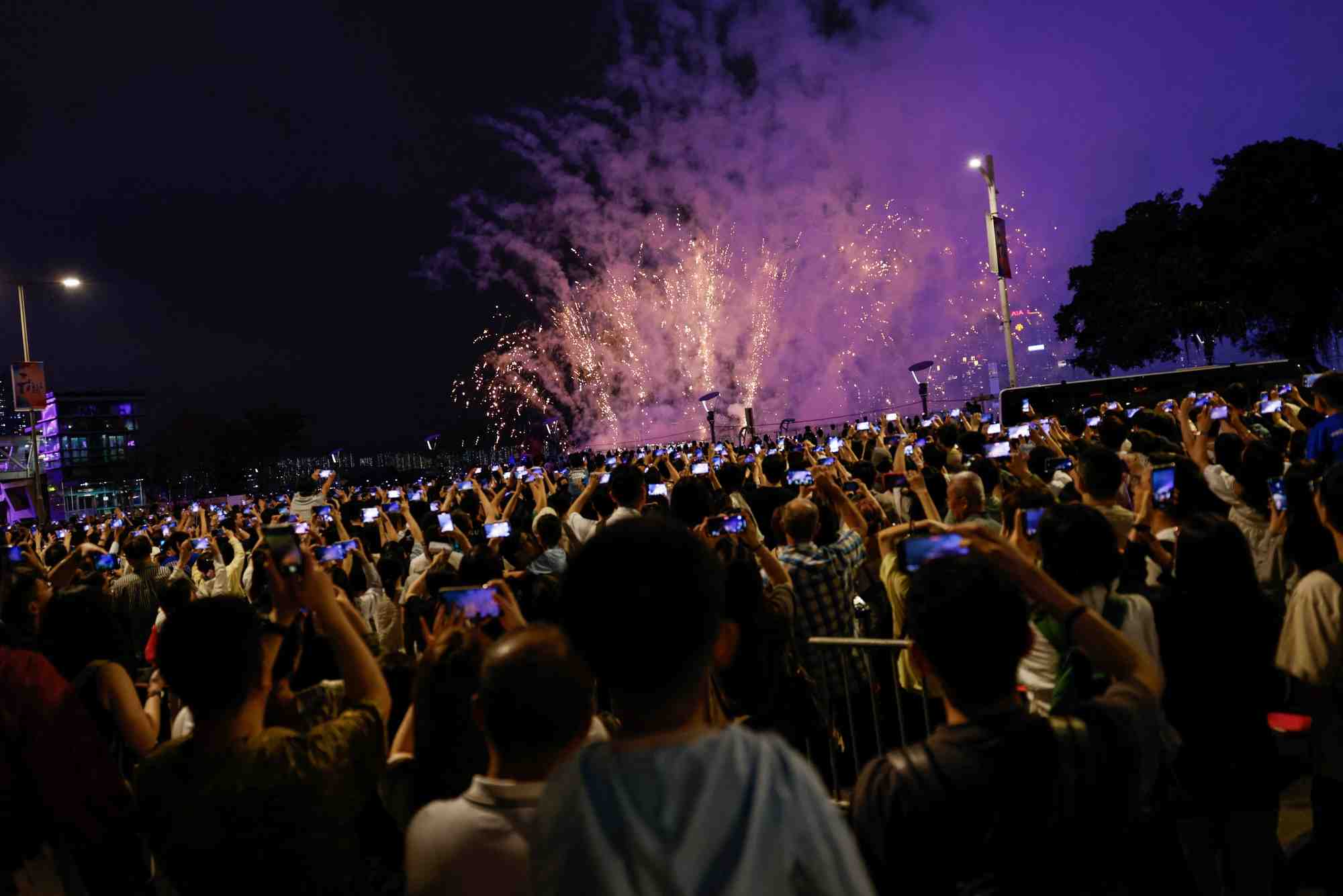 Photo des feux d'artifice au-dessus du port de victoria pour la "semaine d'or" de la fete du travail en chine