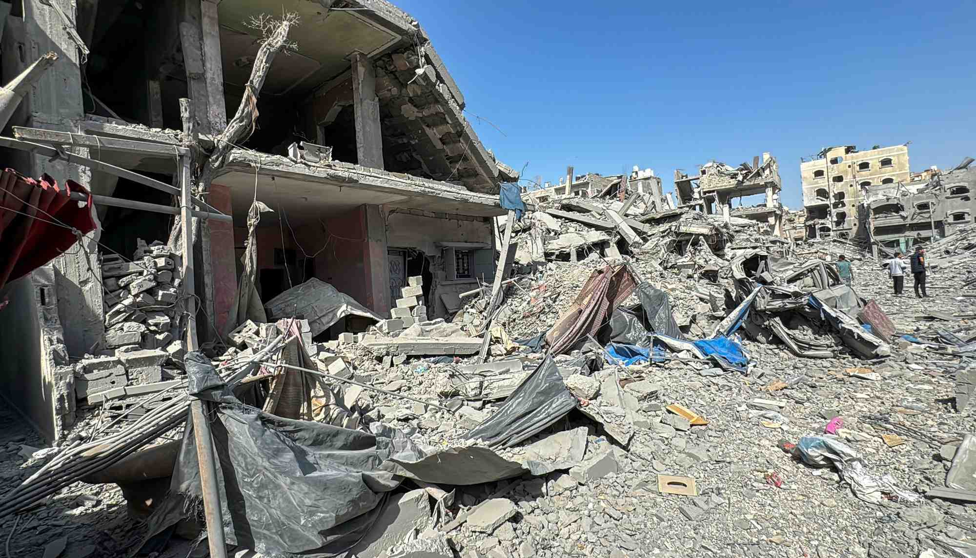 Les palestiniens constatent les degats apres le retrait des forces israeliennes de la zone autour de l'hopital kamal adwan, dans le cadre du conflit entre israel et le hamas, a jabalia, dans le nord de la bande de gaza.
