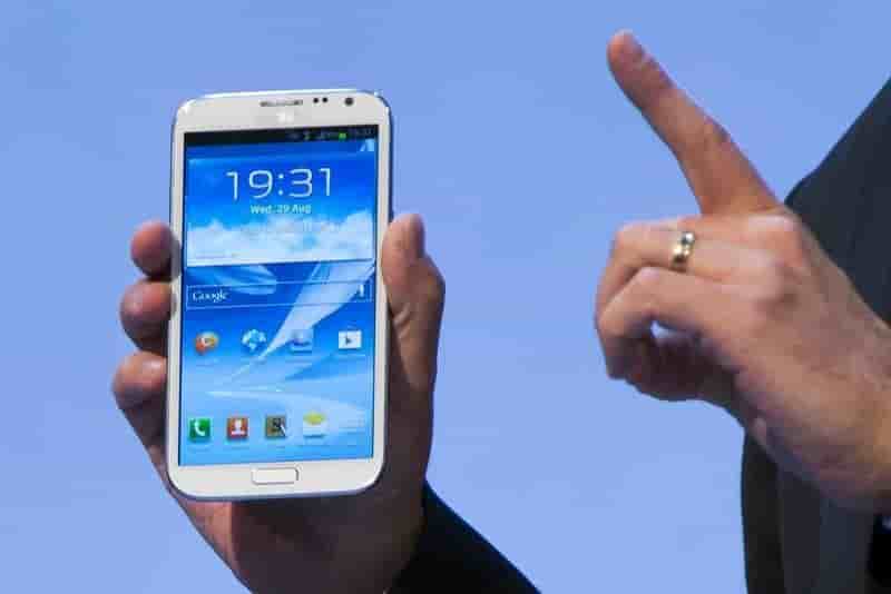 Un galaxy note 2 de samsung emet de la fumee dans un avion