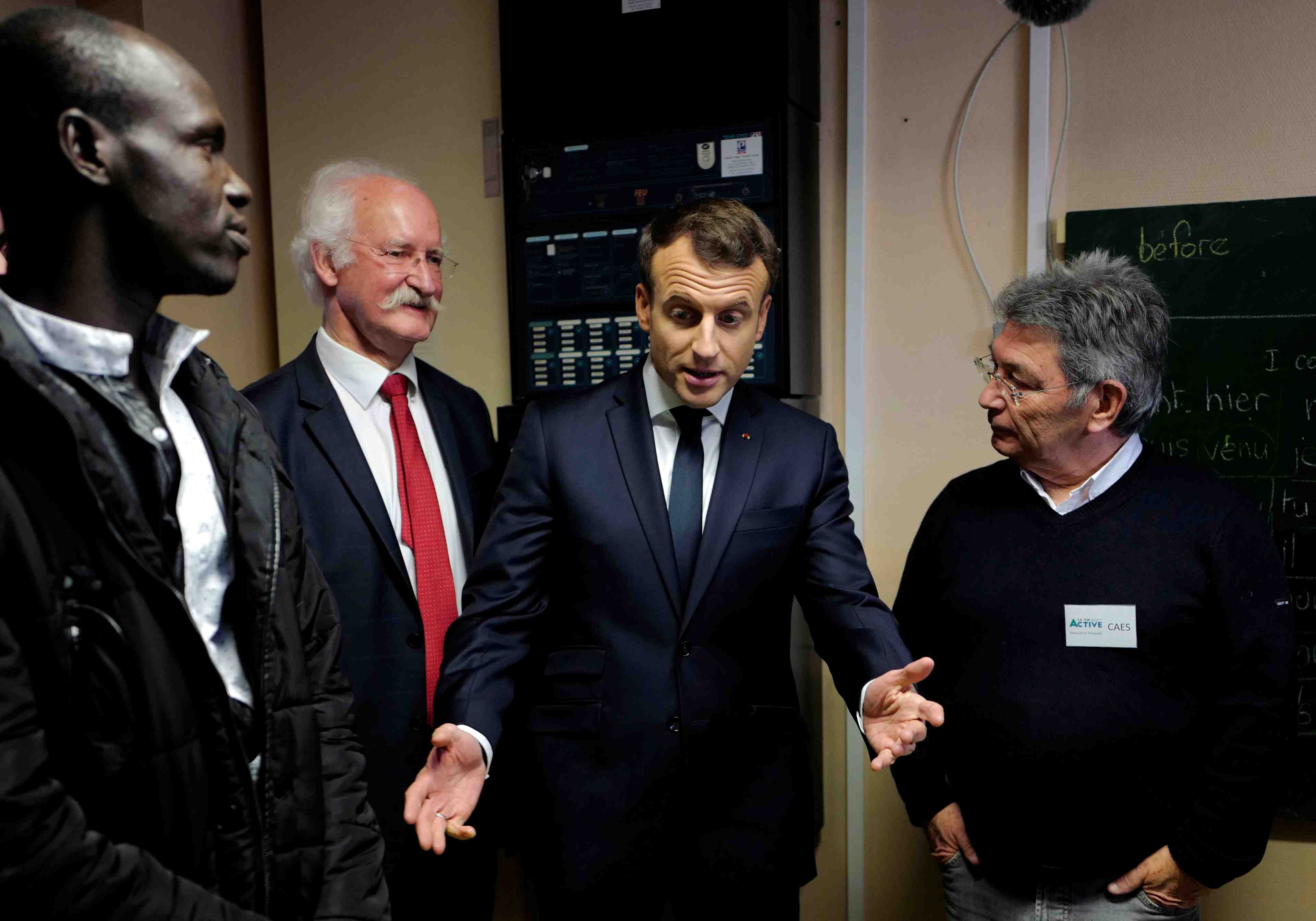 A calais, macron defend sa politique migratoire et les forces de l'ordre