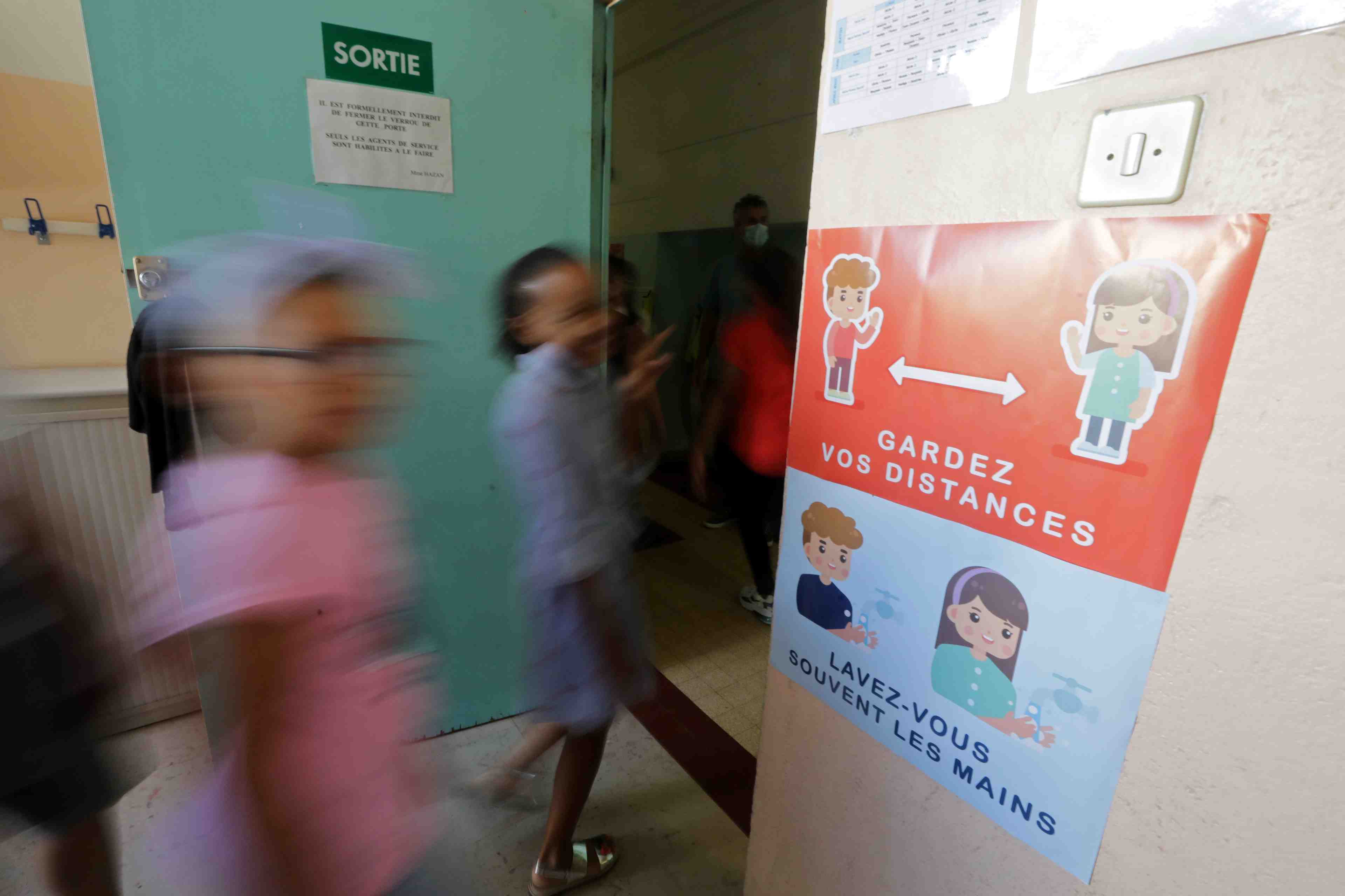 France: les ecoles restent ouvertes, protocole sanitaire renforce