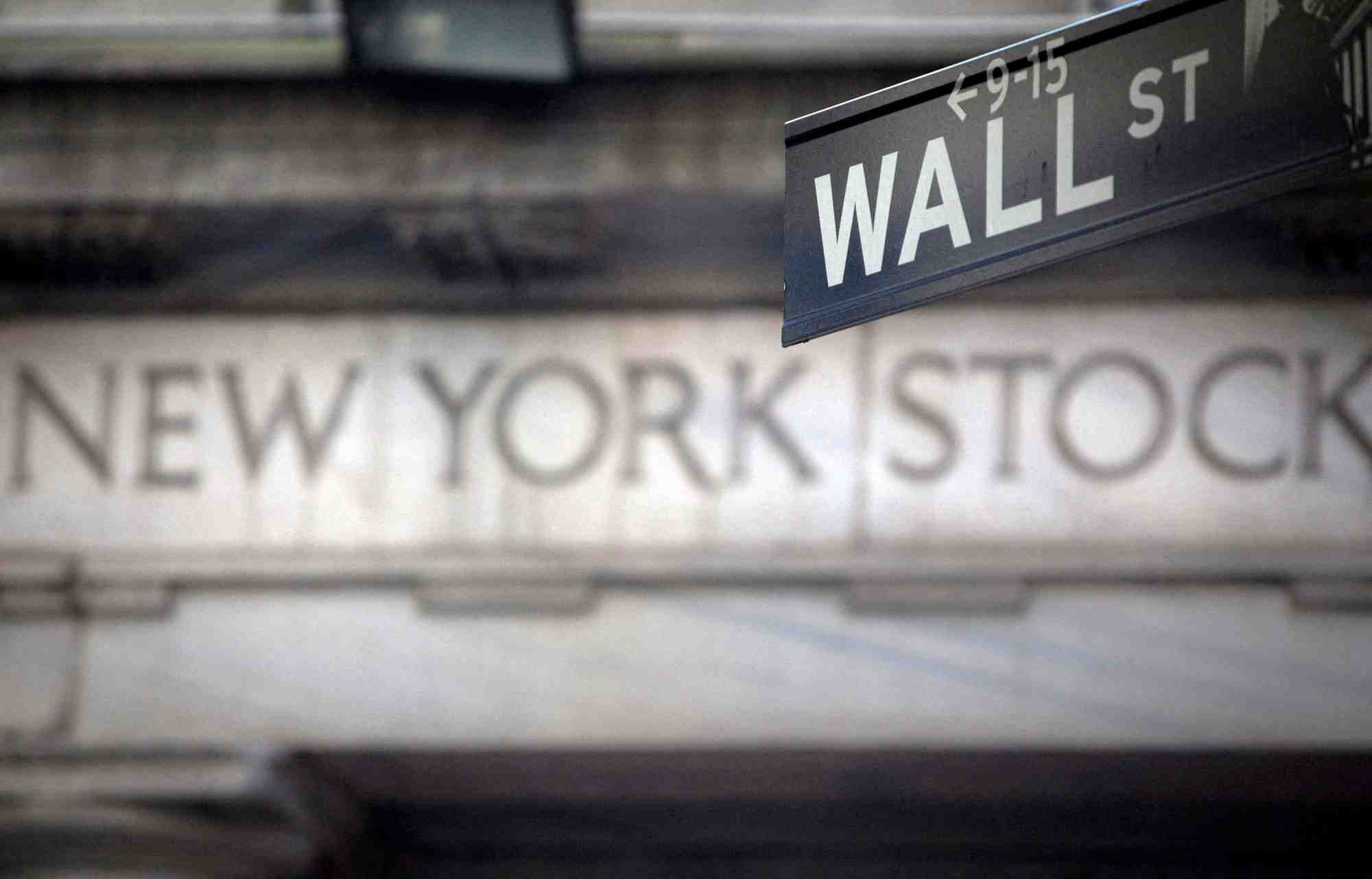 Wall street ouvre en baisse, les rendements obligataires montent