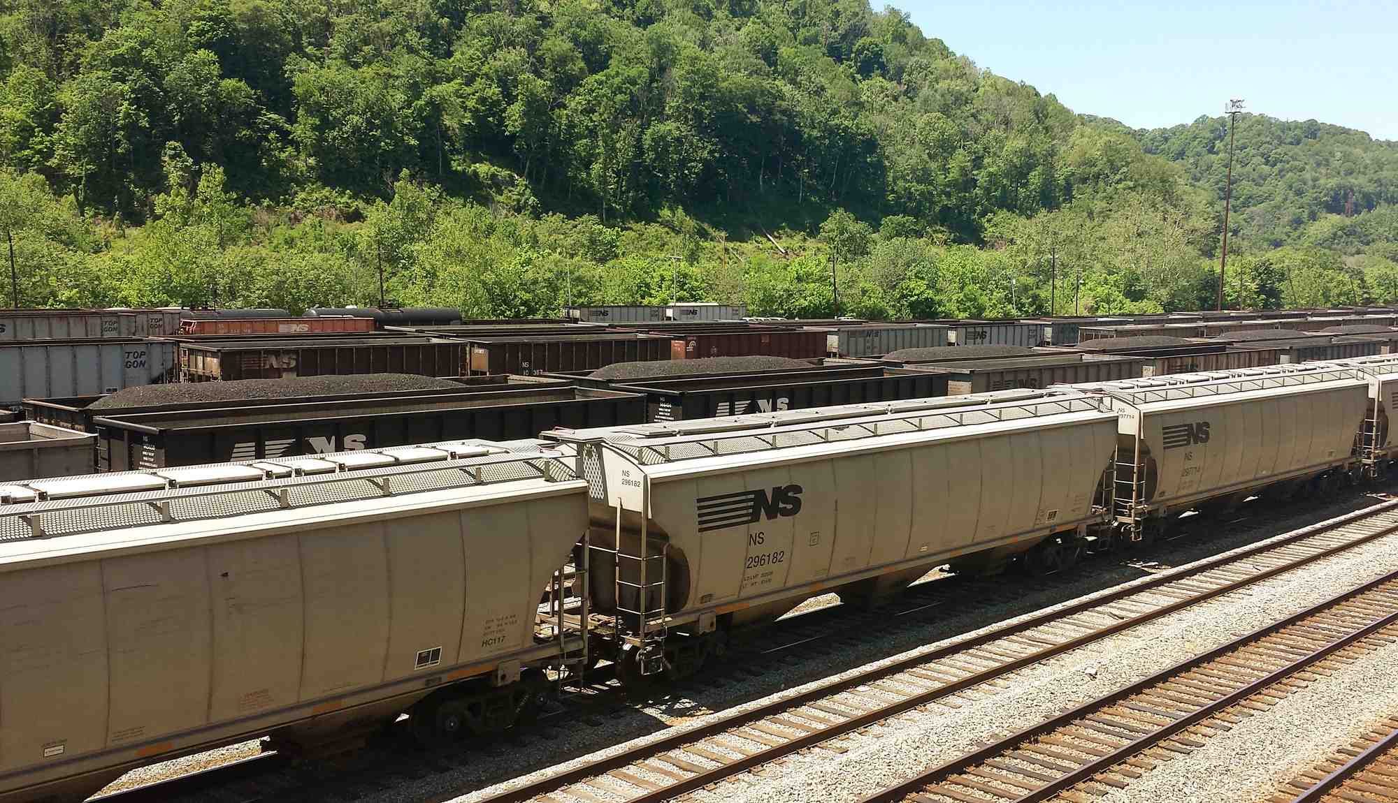 Photo d'archives de trains de marchandises pres de pike country, kentucky, aux etats-unis