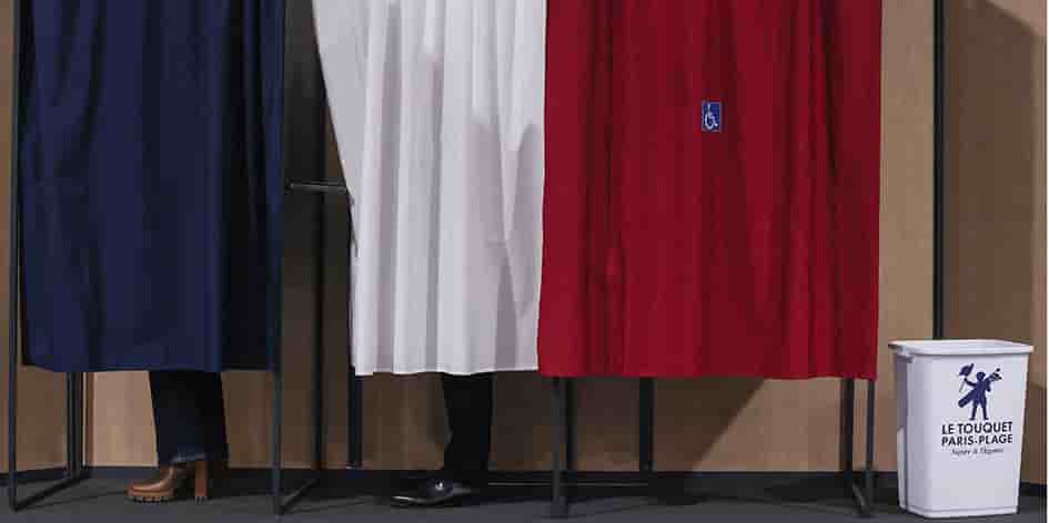 Brigitte et Emmanuel Macron dans l’isoloir au Touquet, le 9 juin.