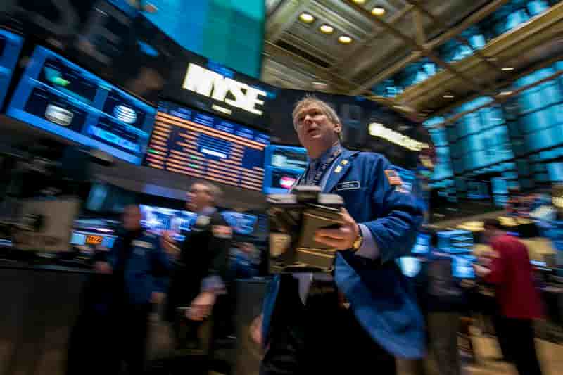 Wall Street ouvre sur une note mitigée, Apple pèse