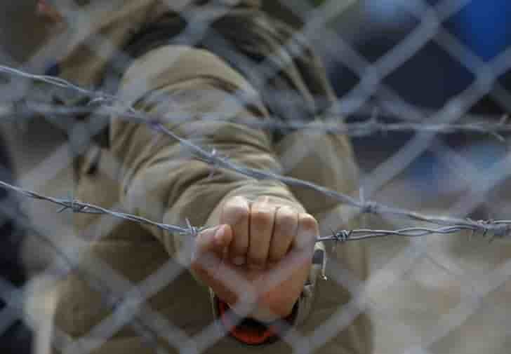 Enregistrement des migrants a la frontiere macedonienne