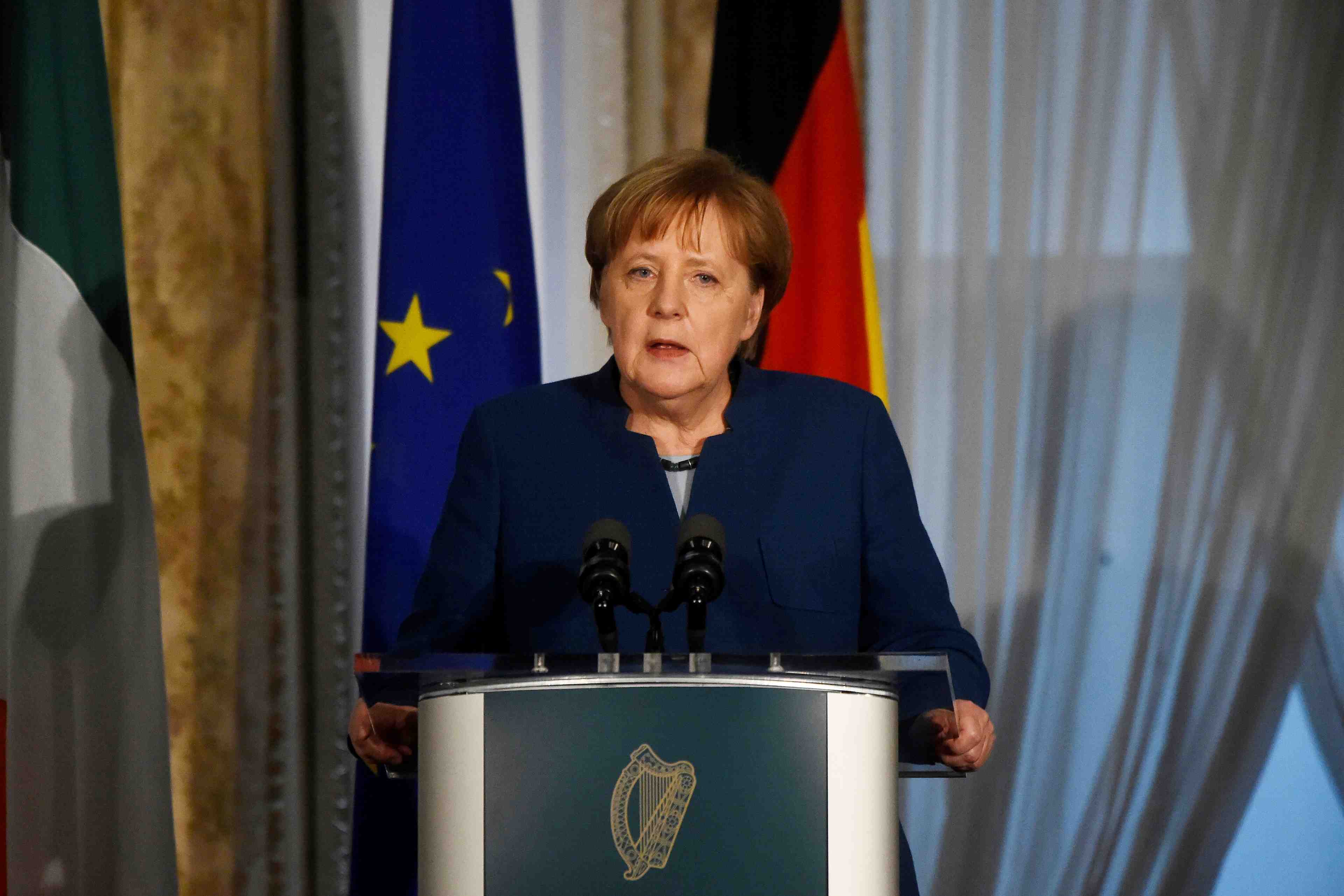 Brexit: merkel compte sur les discussions entre may et les travaillistes