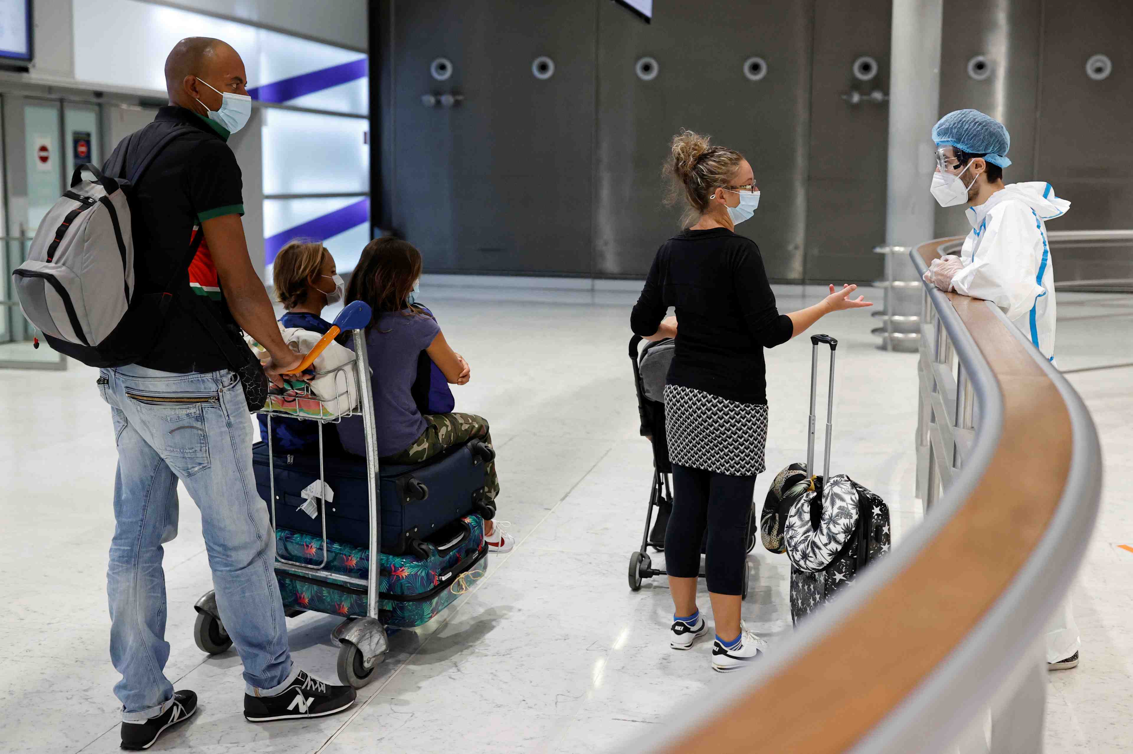 France: renforcement des controles aux frontieres des lundi, dit castex