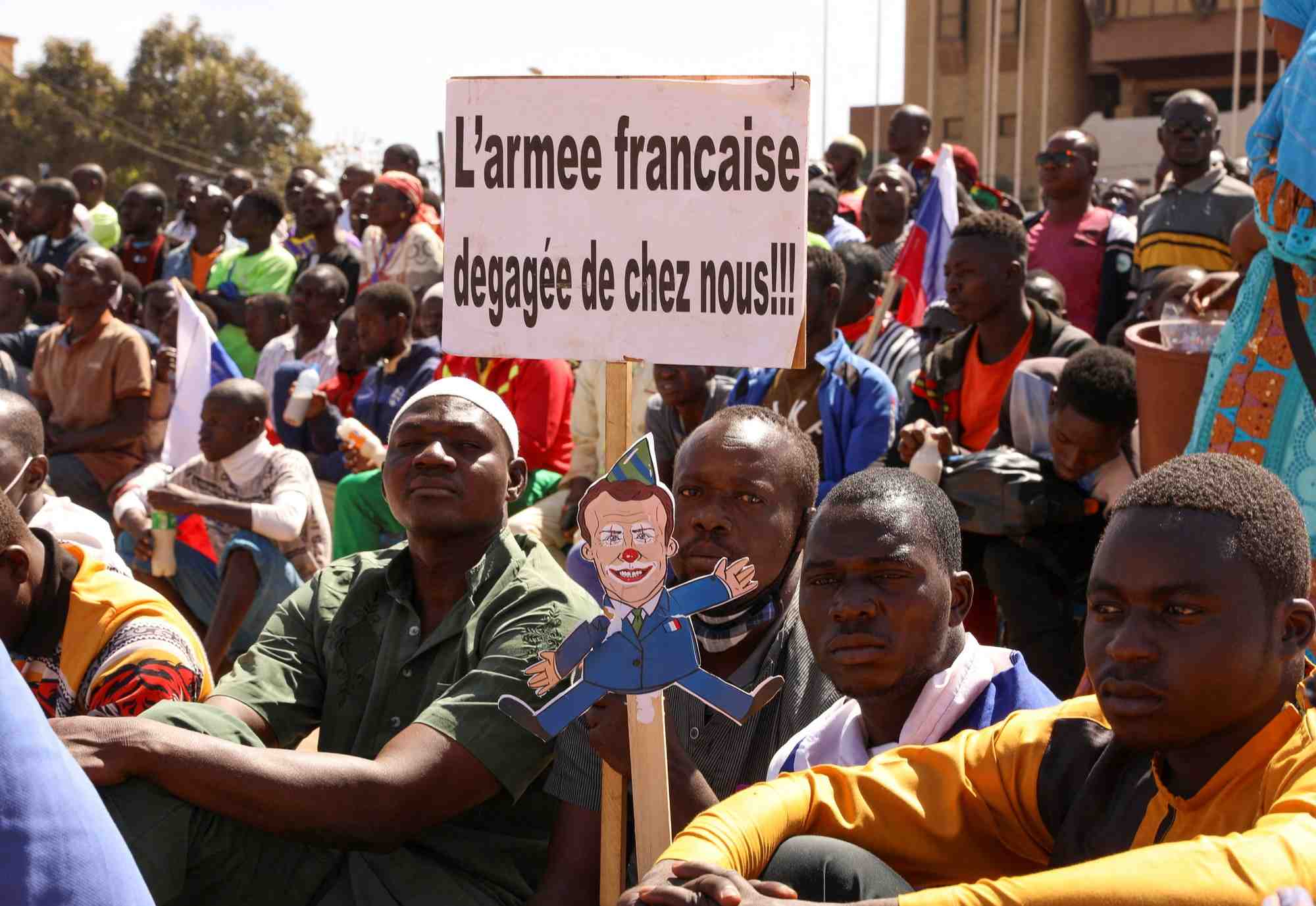Les gens se rassemblent pour montrer leur soutien au nouveau chef militaire du burkina faso, ibrahim traore