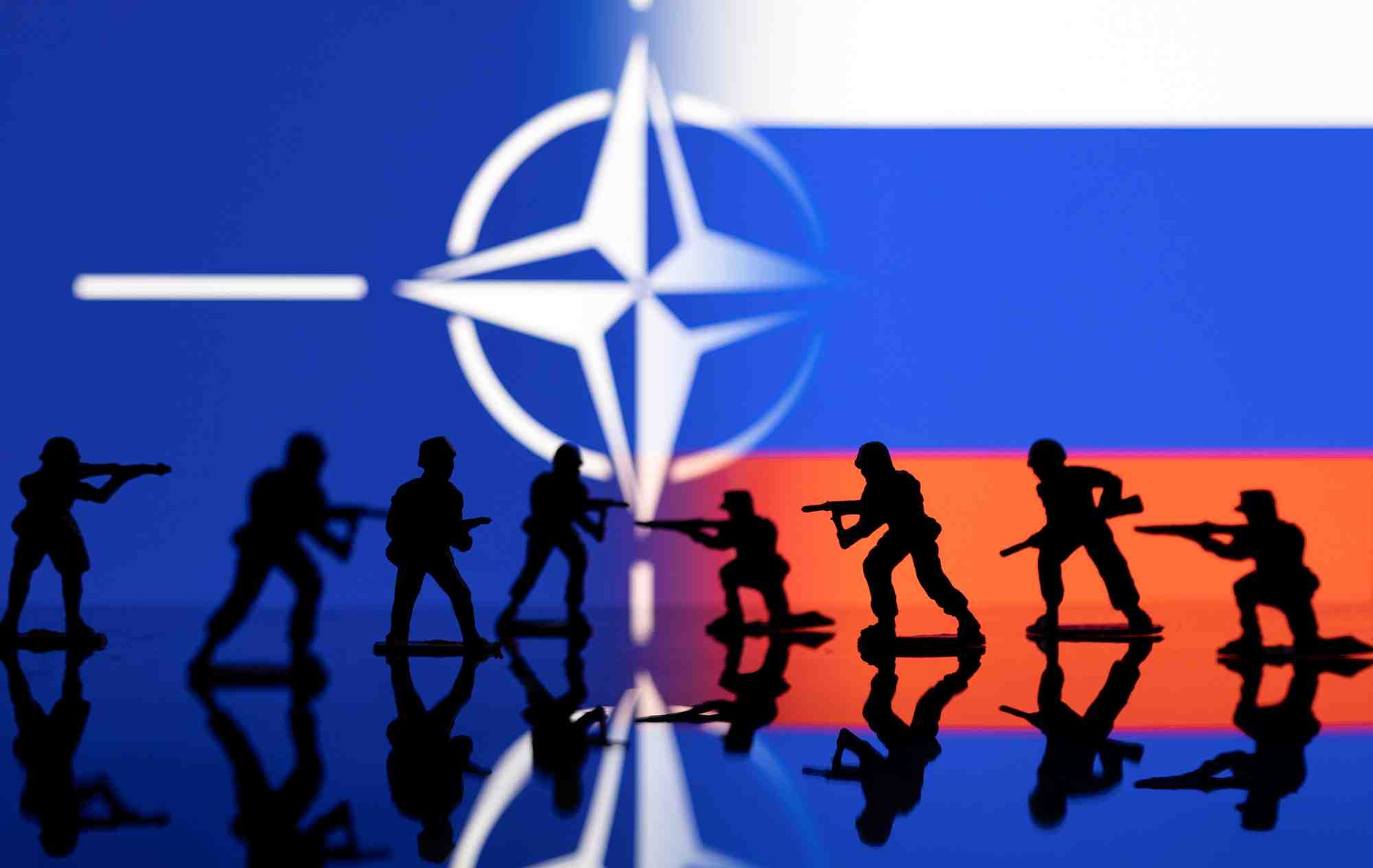 Le logo de l'otan et le drapeau russe