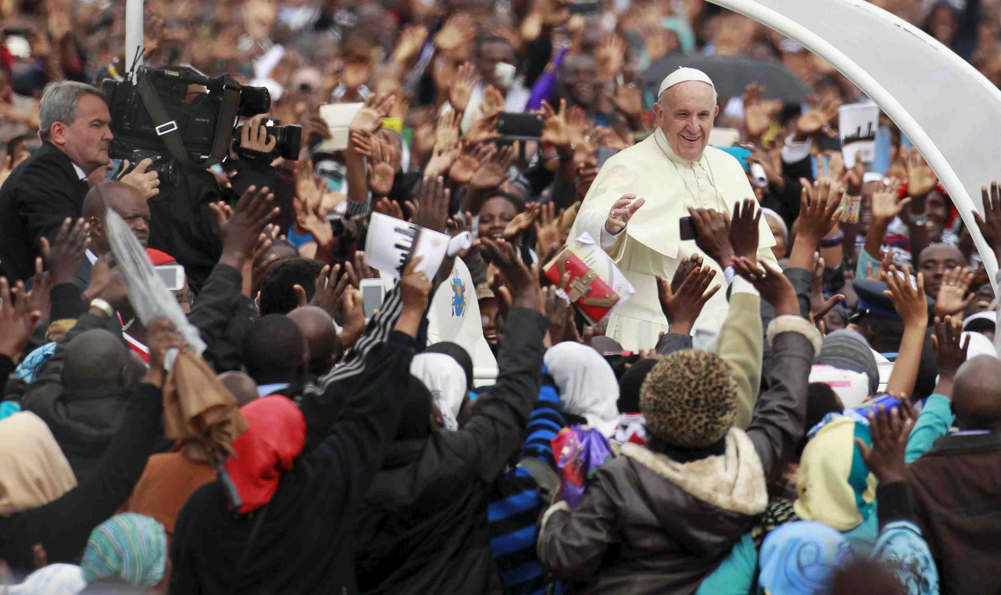 En afrique, le pape francois appelle au dialogue entre les religions