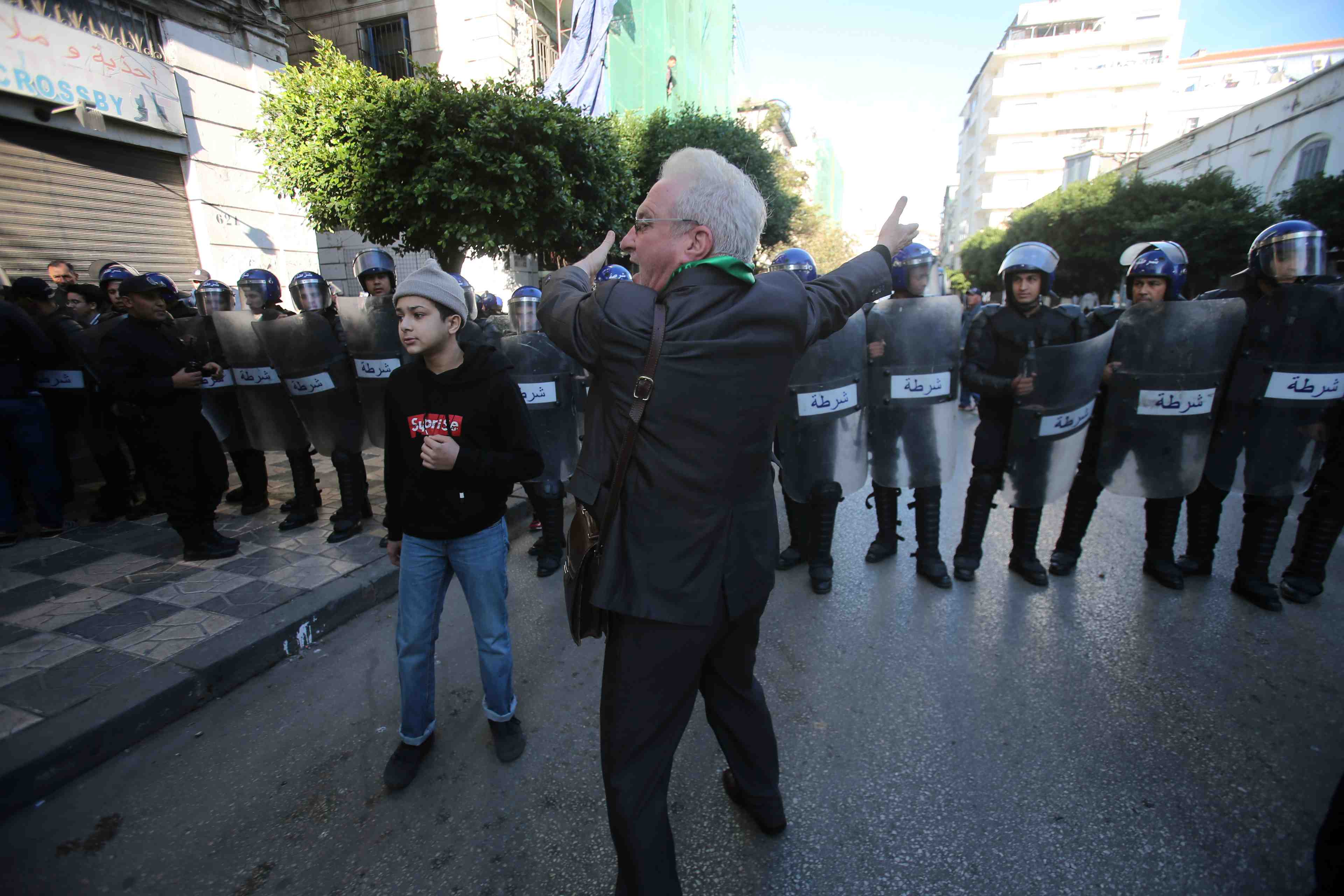 "pas d'election demain !": manifestation en algerie contre la presidentielle